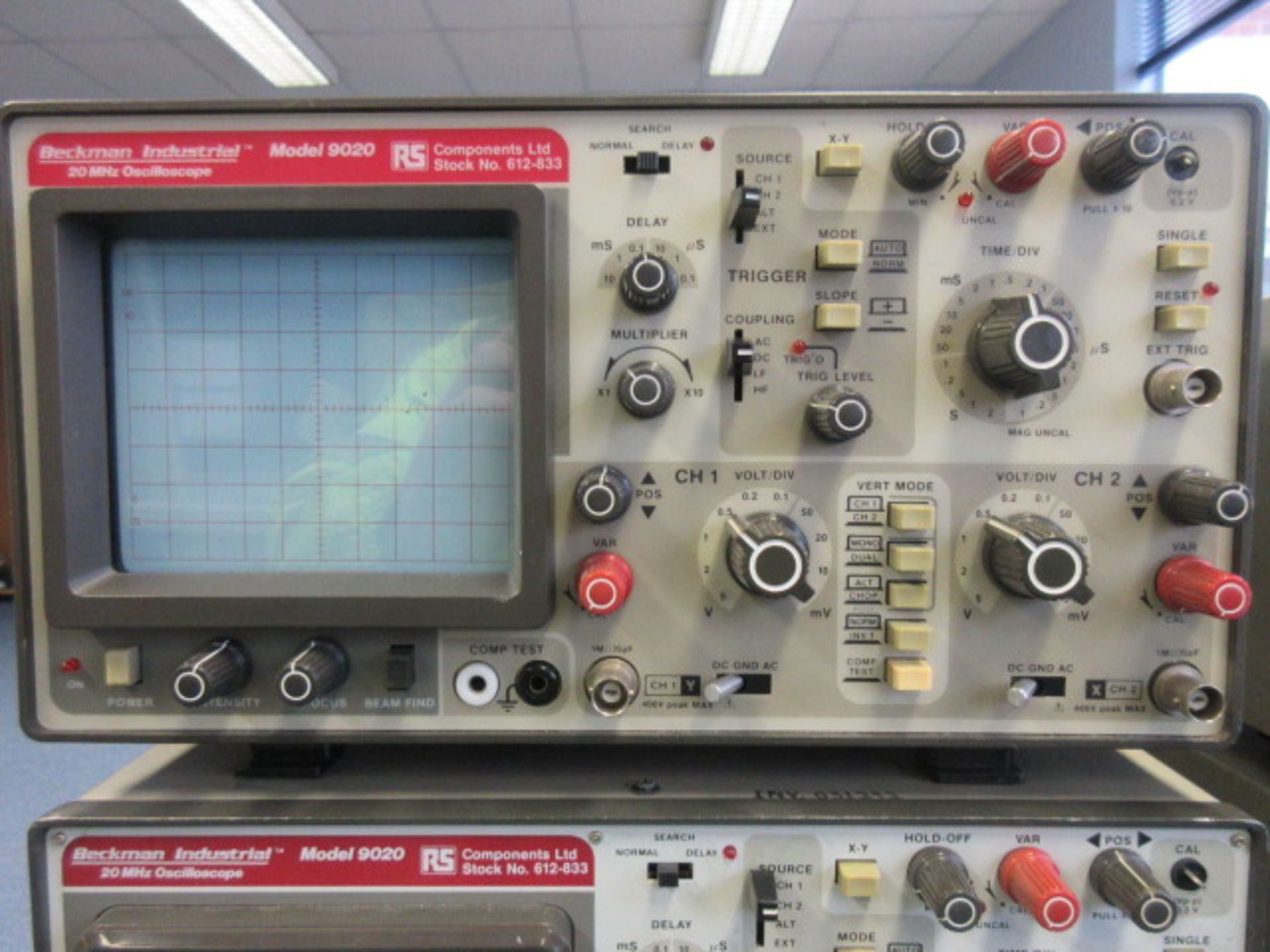 THREE BECKMAN INDUSTRIAL 20 MHz 9020 OSCILLOSCOPES - Bild 2 aus 3