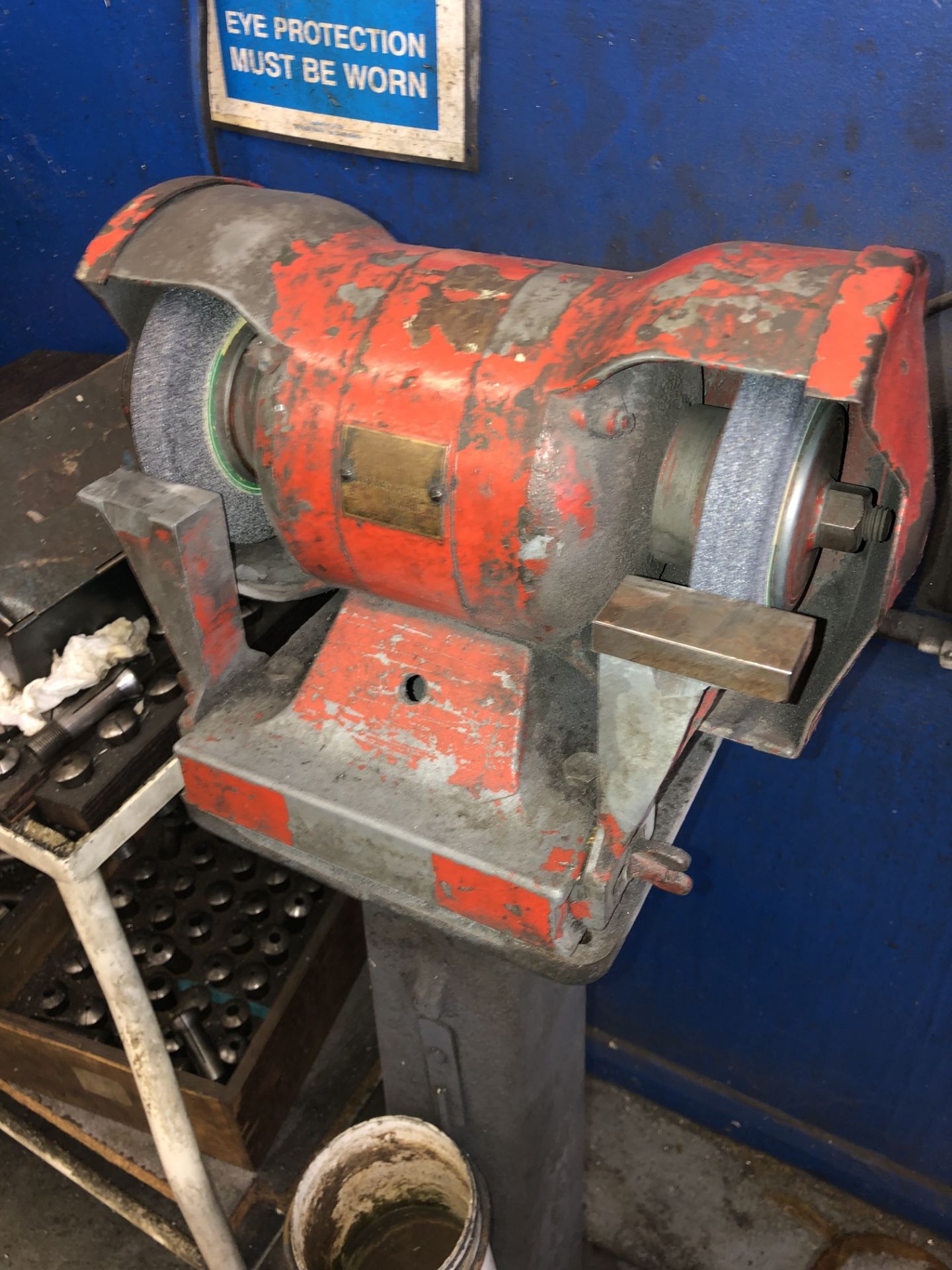 D/E Pedestal Grinder