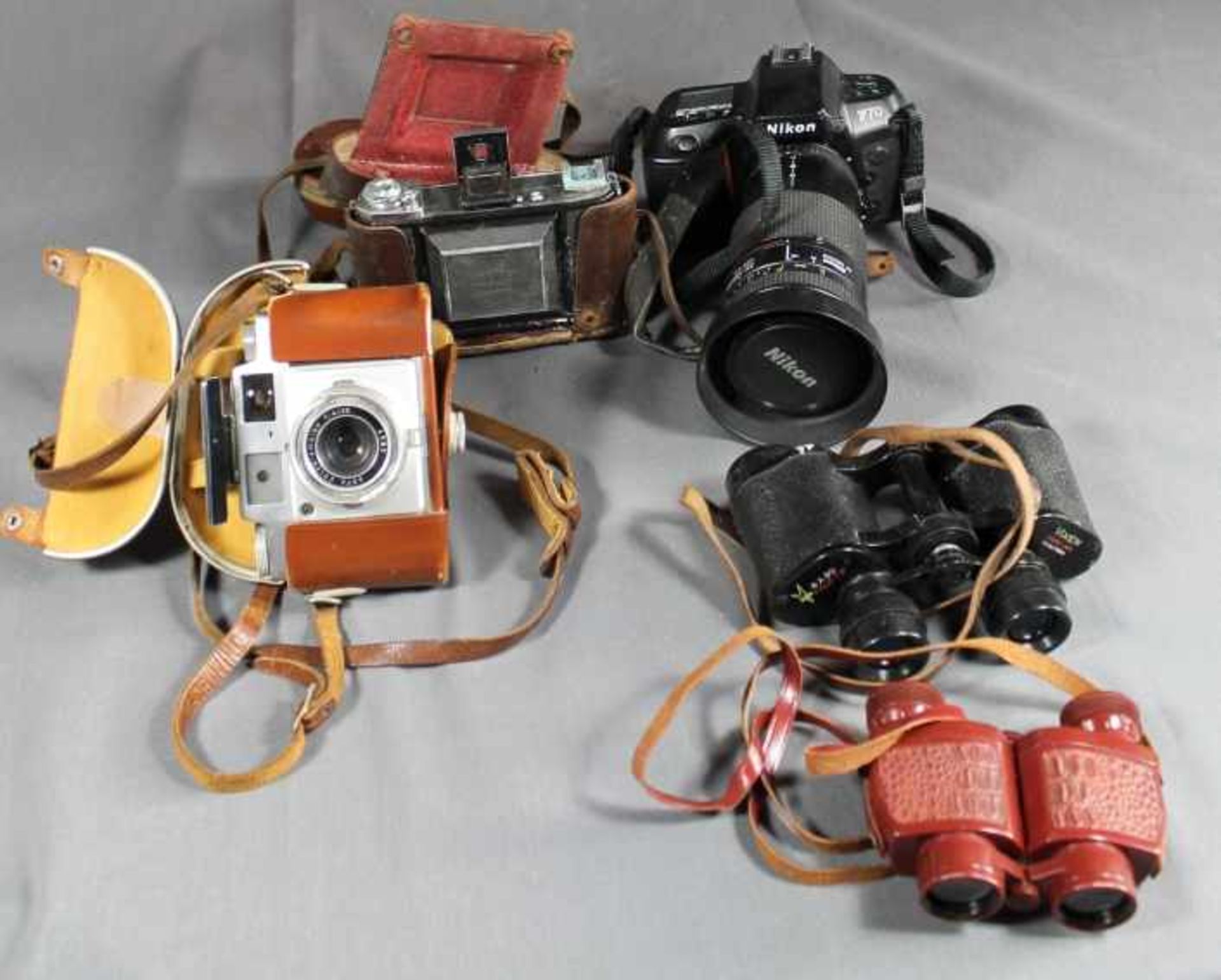 1 Konvolut von 9 Kameras und 2 Ferngläsern bestehend aus 1 Filmkamera "Bell & Howell", 1 Nikon F