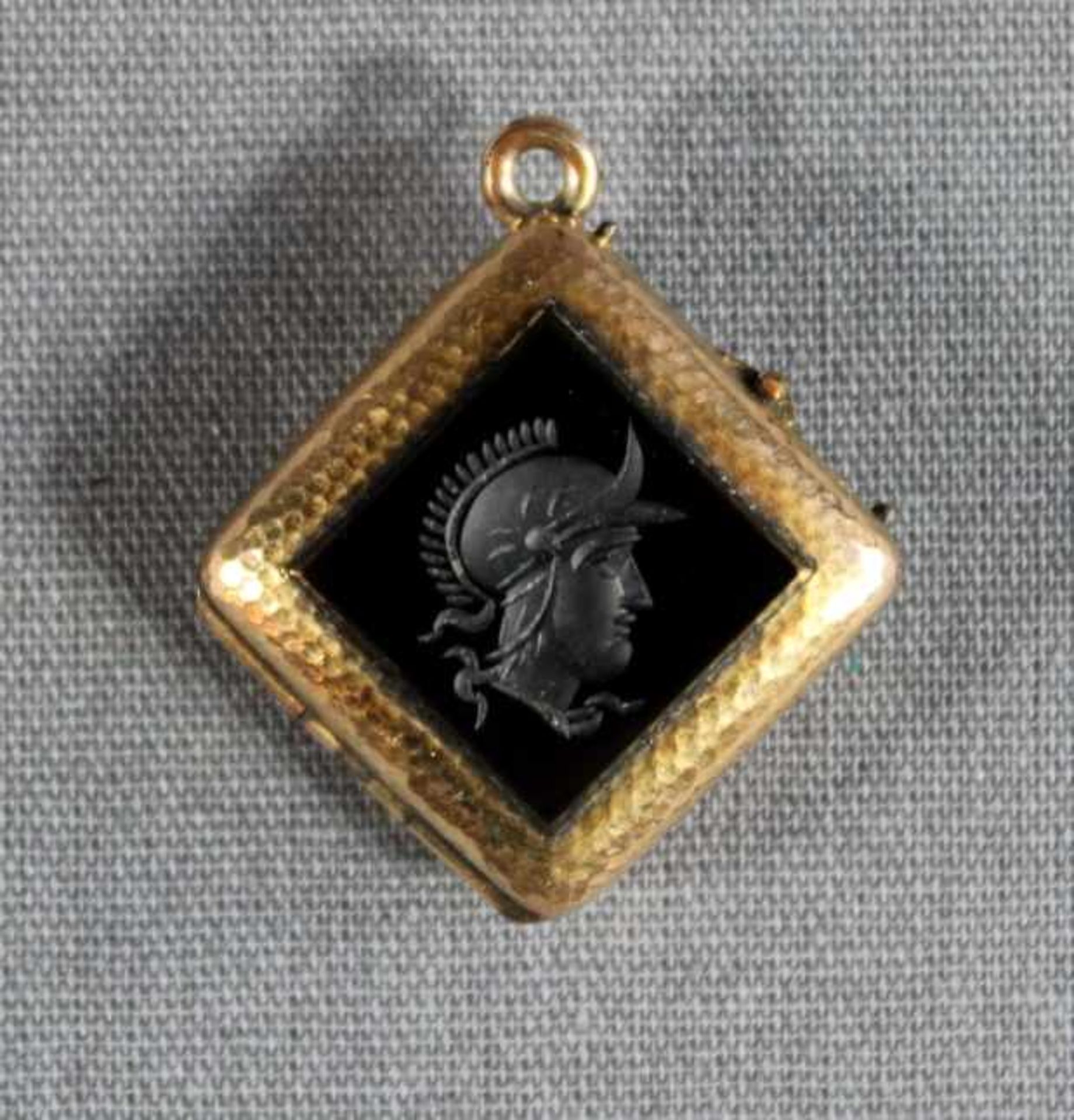 1 kleines rechteckiges Medaillon Silber vergoldet, beidseitig mit eingefasstem Onyx, schauseitig mit