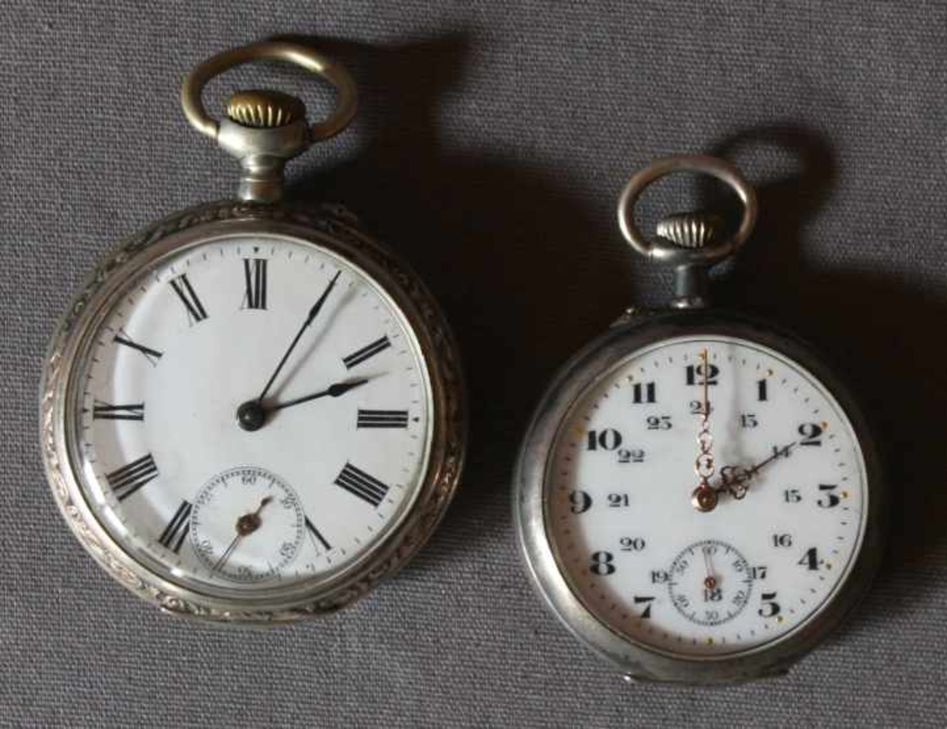 2 alte Taschenuhren Silber (800/000), punziert u.a. Halbmond und Krone, Gehäuserückseiten mit