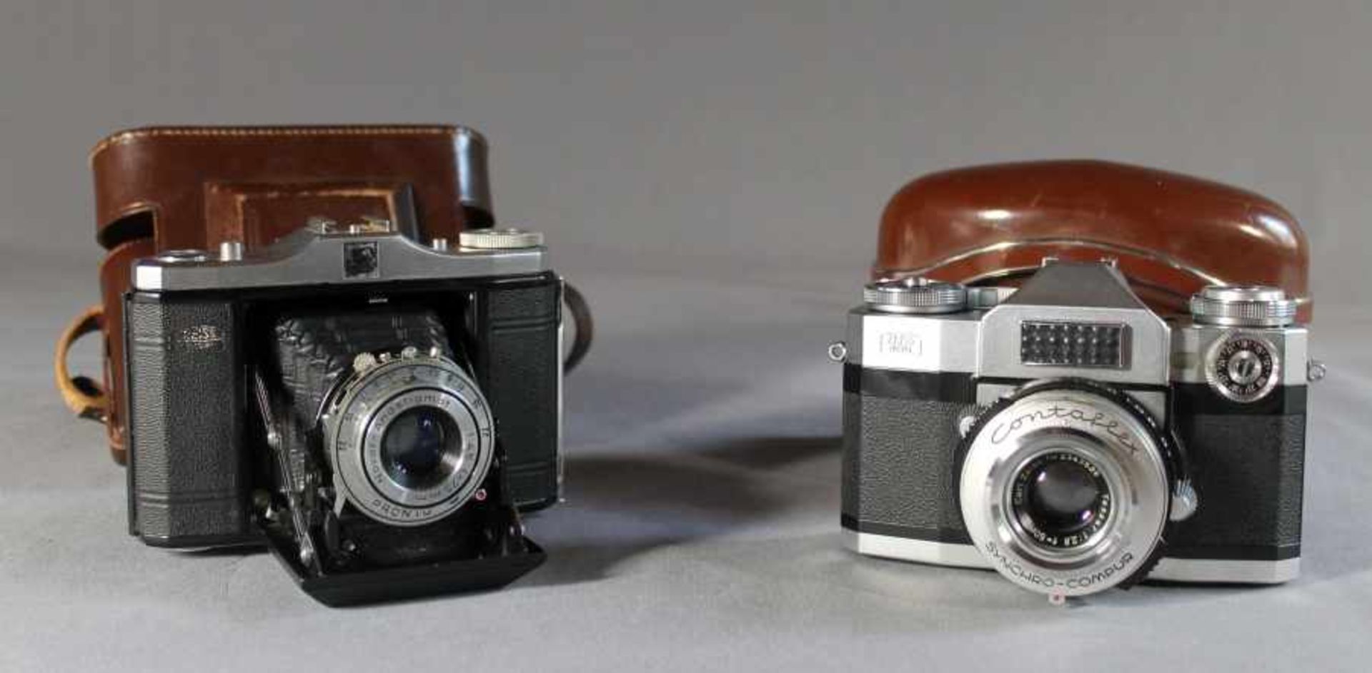 2 Kameras in braunen Original-Bereitschaftstaschen "Zeiss Ikon"; 1 Contaflex, Synchro-Compur, mit