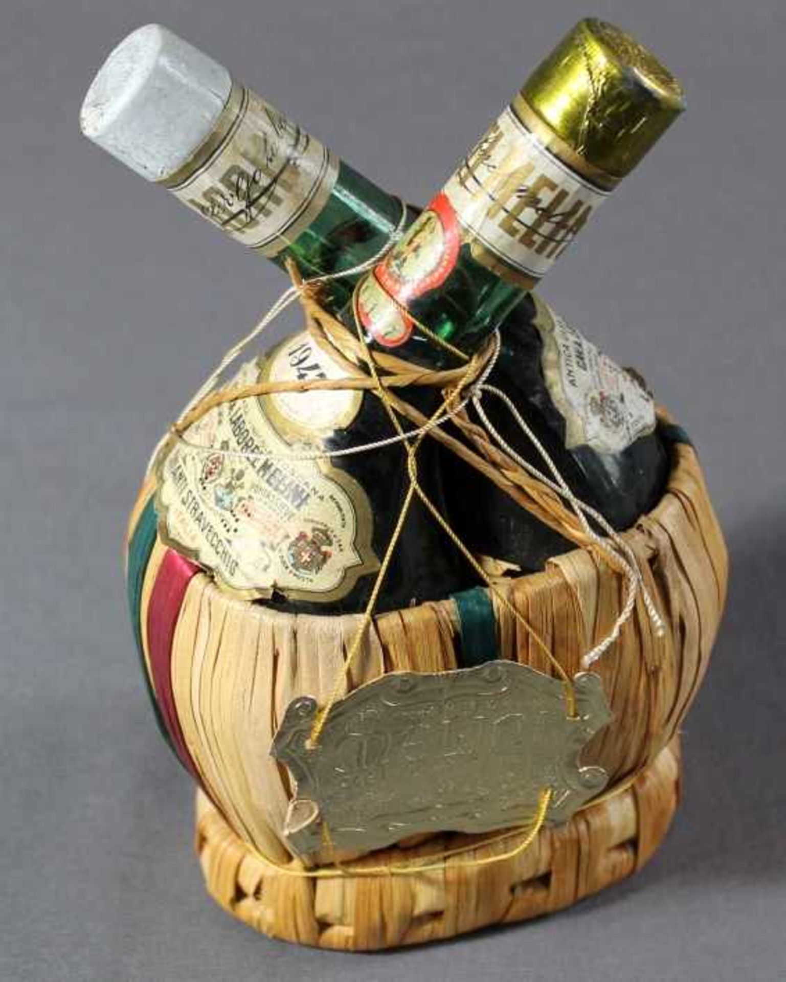 2 kleine Flaschen Rotwein im Korb von 1947 "Cava Laborell Melini Chianti Stravecchio, R 111117 +