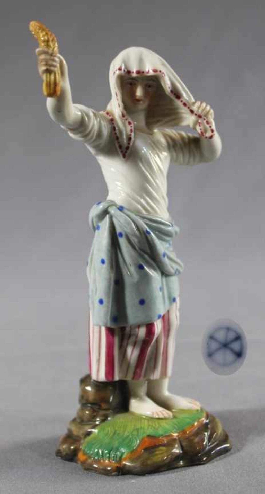 1 kleine Porzellanfigur auf naturalistischer Plinthe, feine bunte Bemalung "junge Frau mit