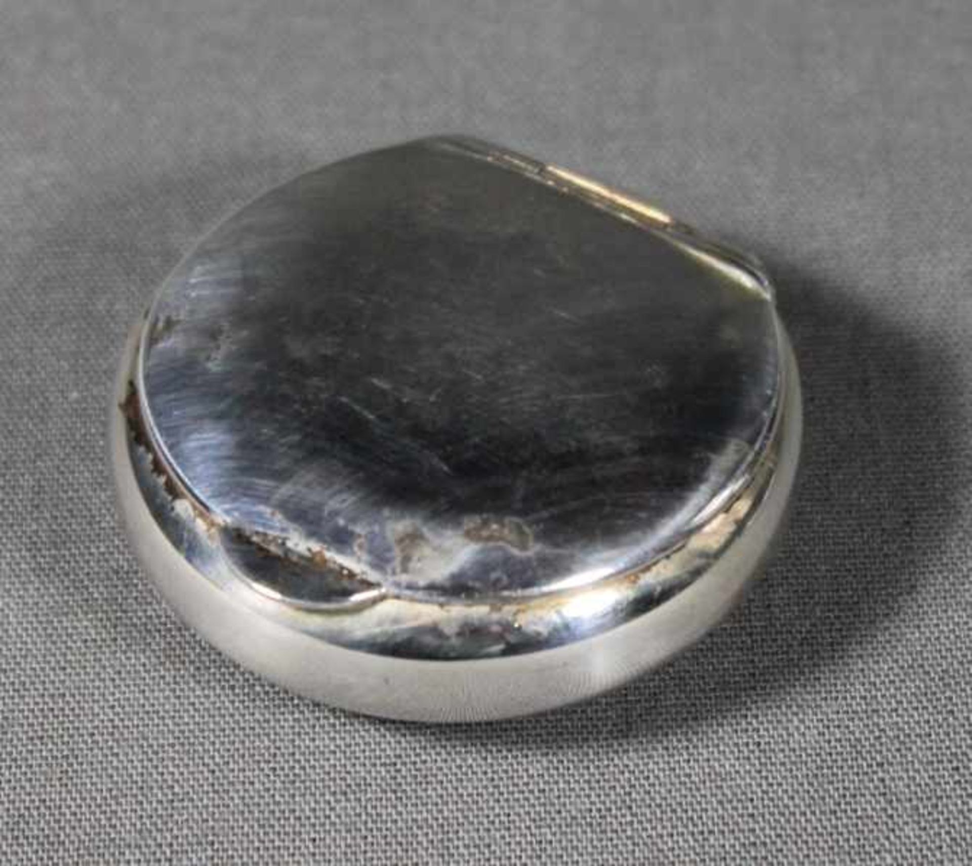1 kleine runde Pillendose Silber (800/000), D ca. 5,5cm, H ca. 2cm, (ca. 29,5g)- - -23.50 % buyer'