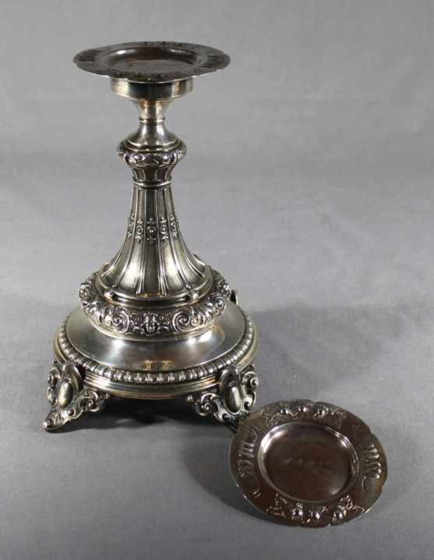 1 Kerzenständer Silber (800/000), 1-lichtig, pyramidenförmige Form auf vier verzierten Füßen,