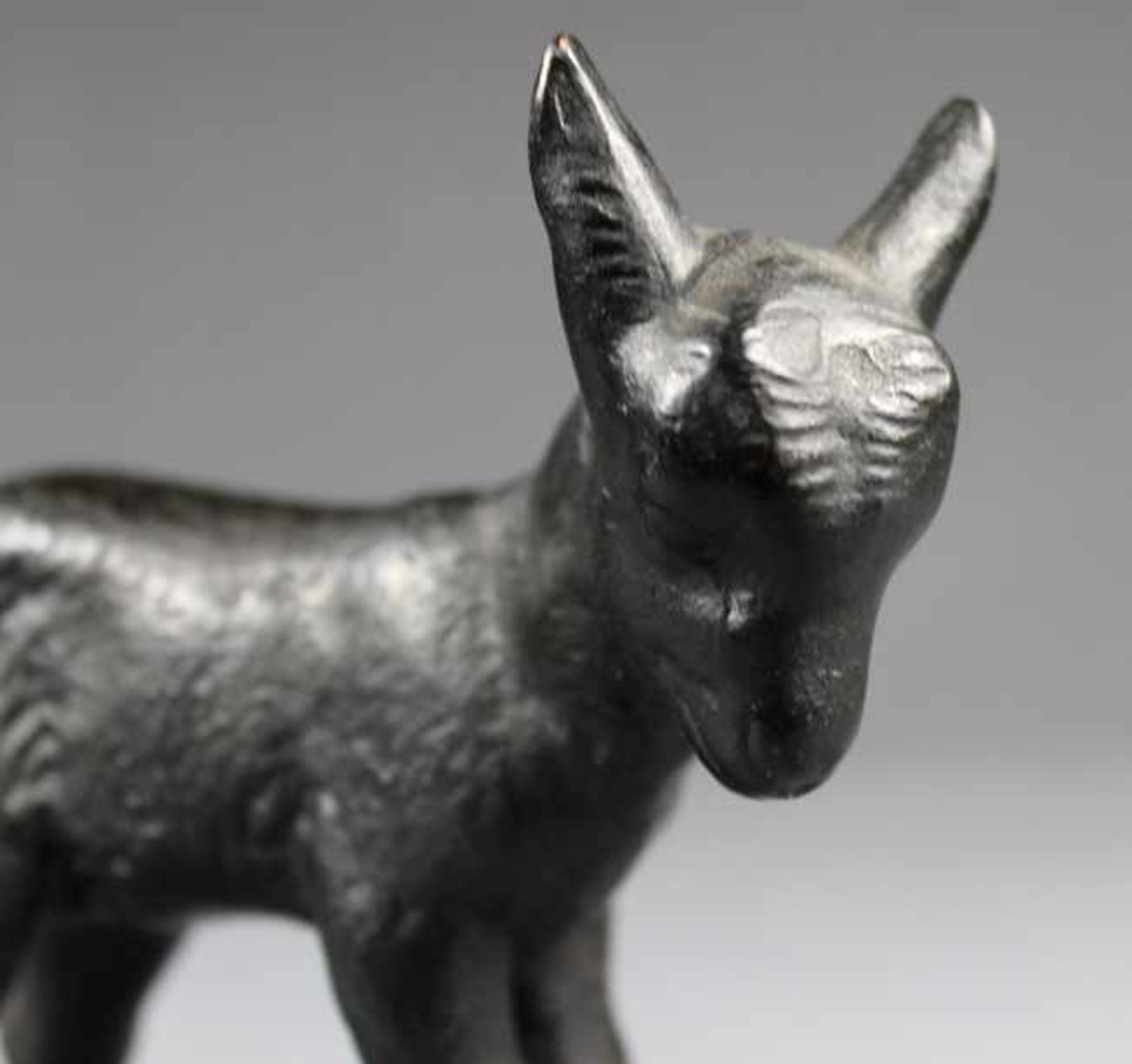 1 kleine Figur Bronze, schwarz "Lamm", unsigniert, ca. 12,5cm x 15cm- - -23.50 % buyer's premium - Image 3 of 3