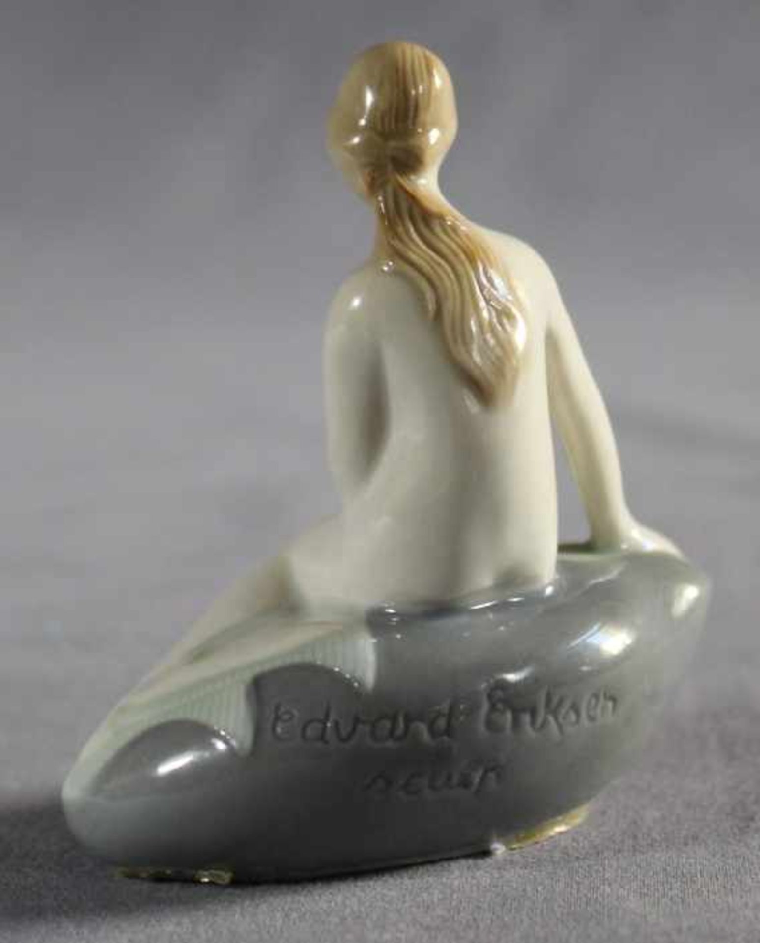 kleine Porzellanfigur "Meerjungfrau", rückseitig signiert Edvard Erikson sculp, dänischer - Bild 2 aus 2