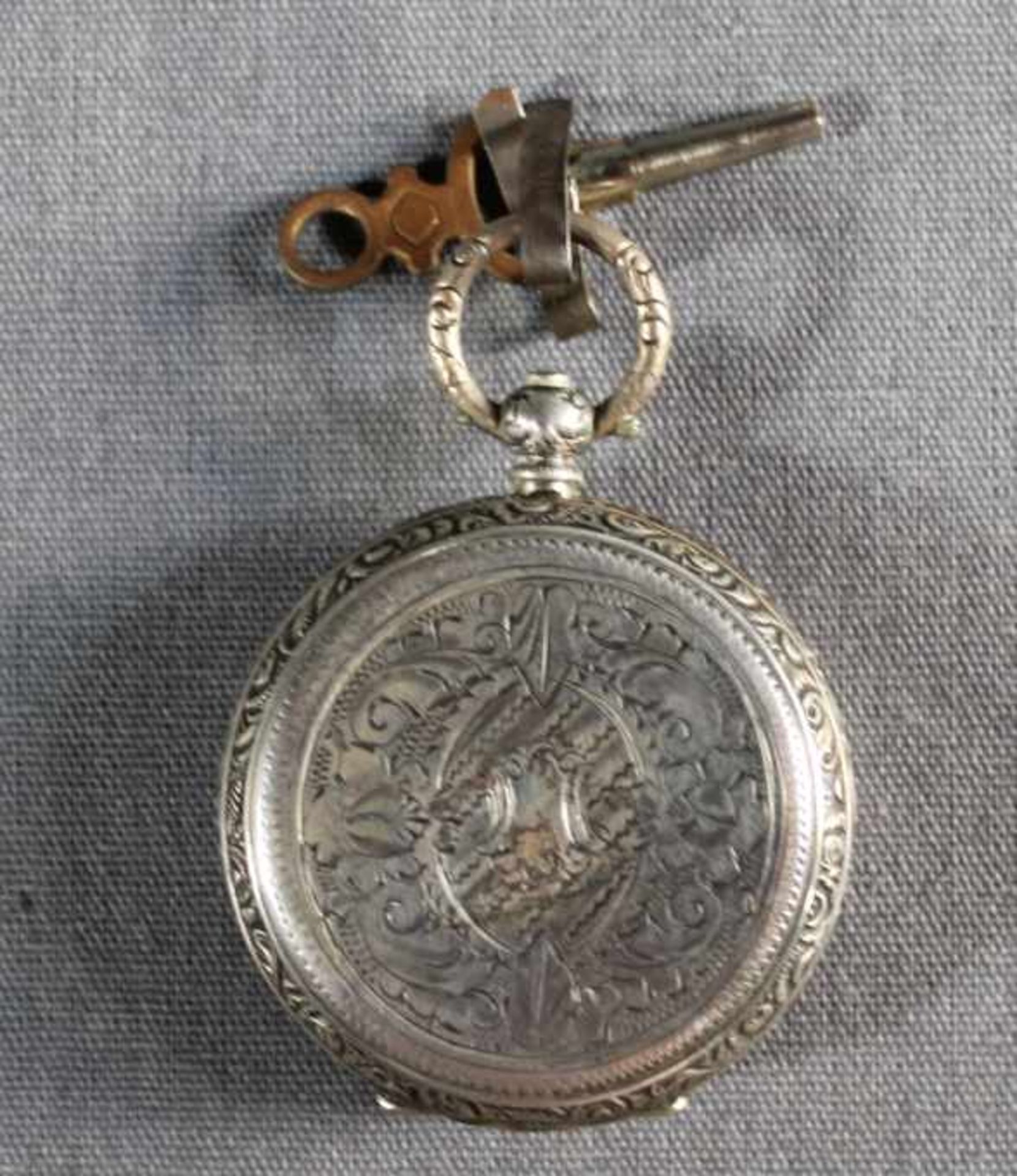 1 kleine Taschenuhr, Gehäuse Silber (800/000), punziert, Schlüsselaufzug, Schlüssel vorhanden, - Bild 2 aus 5