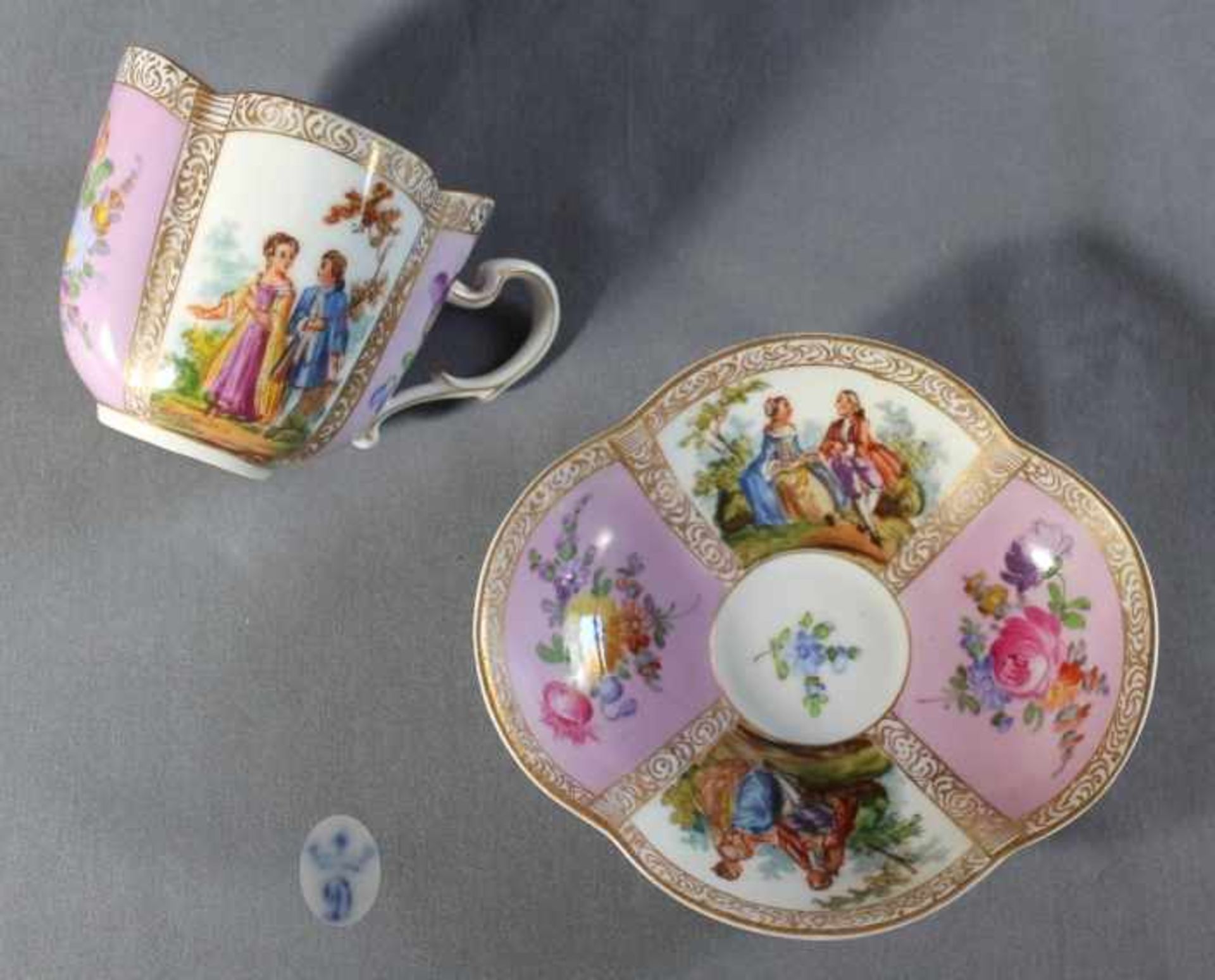 1 Tasse mit Unterteller Porzellan "Dresden", Malerei im Meißenstil aufglasur, Oberfläche der Tasse