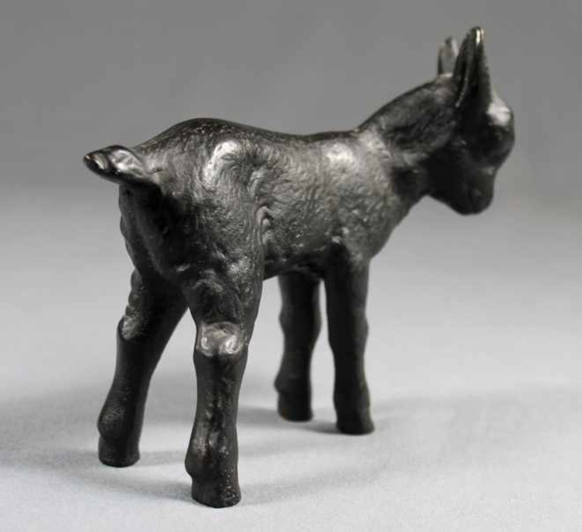 1 kleine Figur Bronze, schwarz "Lamm", unsigniert, ca. 12,5cm x 15cm- - -23.50 % buyer's premium - Image 2 of 3