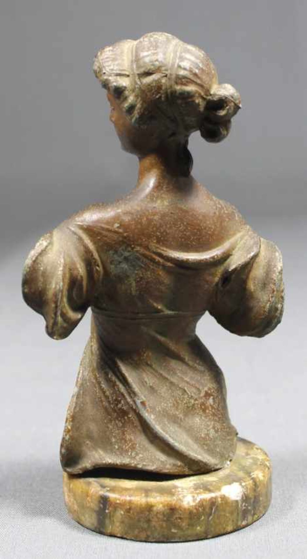 1 kleine Frauenbüste auf rundem Sockel, Büste Metall, H ca. 14,5cm (mit Sockel), in - Bild 3 aus 3