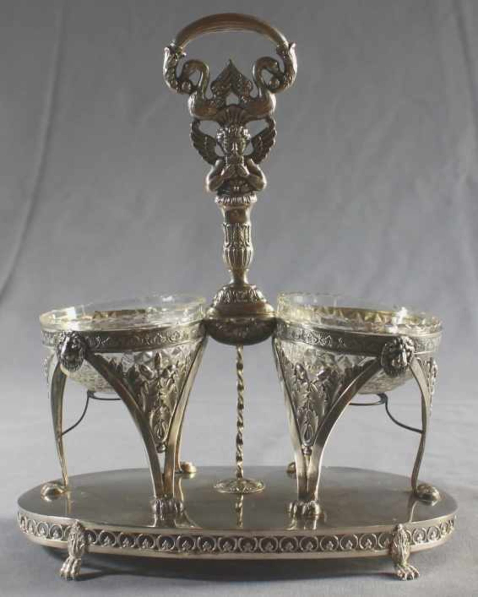 1 sehr schön gestaltete Menage Silber, mit 2 beschliffenen Glasschalen, 19.Jhd., H ca. 27cm, L ca.