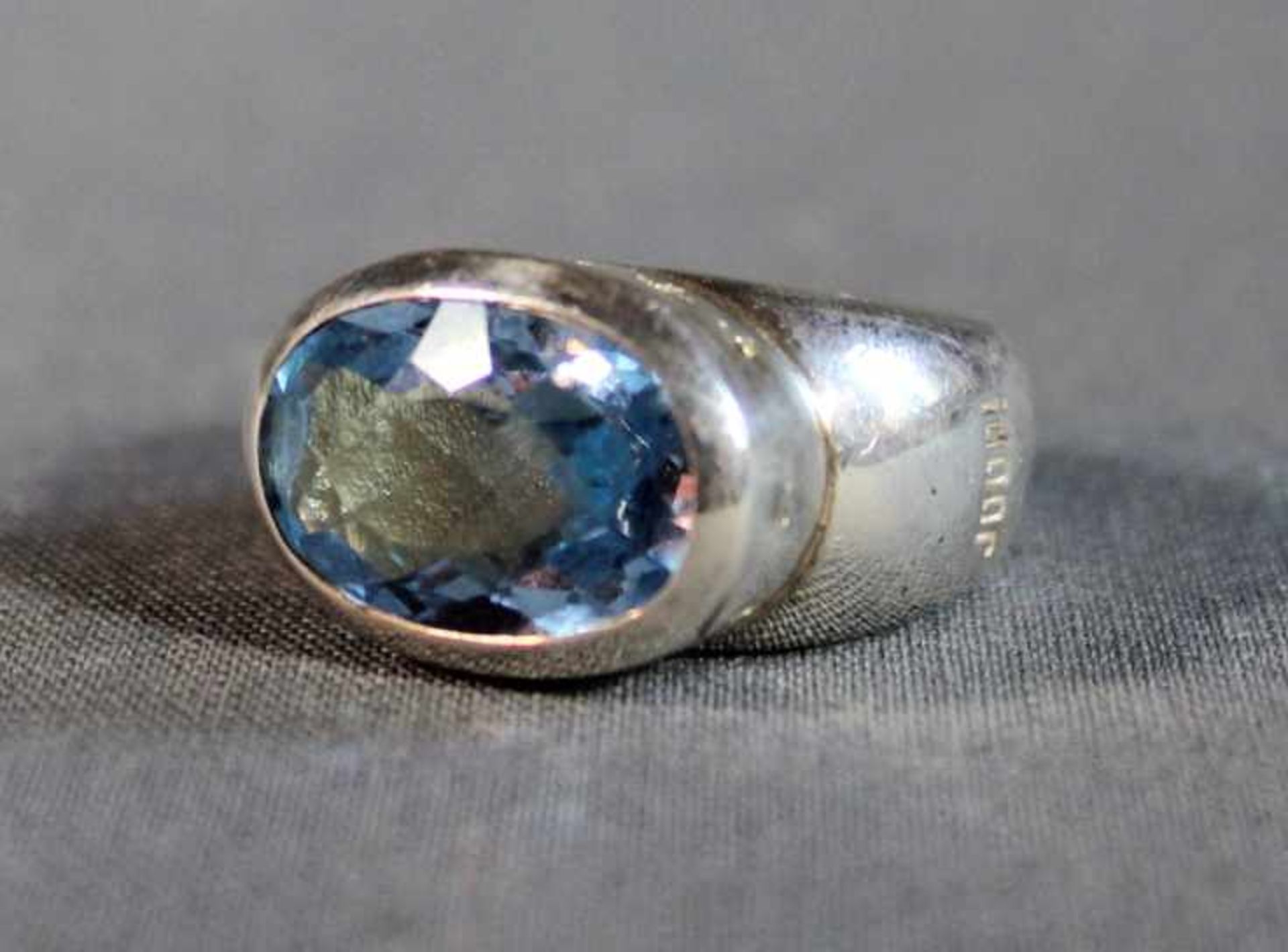 1 Designer-Ring Silber (925/000) "Joop", Ringkopf besetzt mit hellblauem Stein im Facettenschliff,