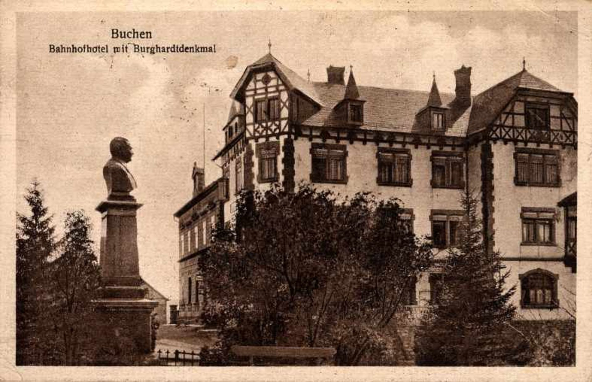 1 Postkarte, kleines Format, s/w, Buchen - Bahnhofhotel mit Burghardtdenkmal, mit Bm und