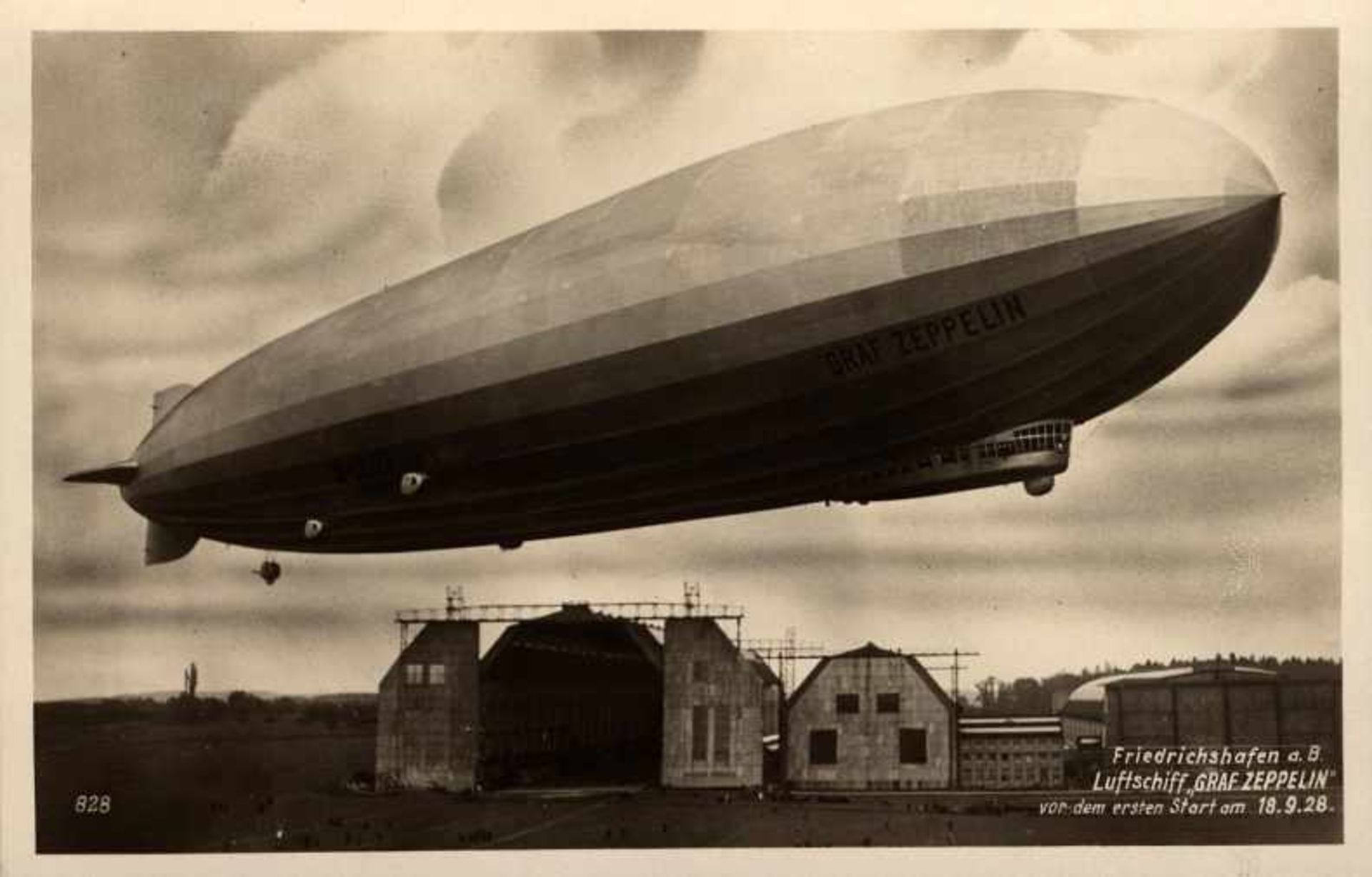 1 Postkarte, kleines Format, s/w, Friedrichshafen a. B. - Luftschiff Graf Zeppelin vor dem ersten