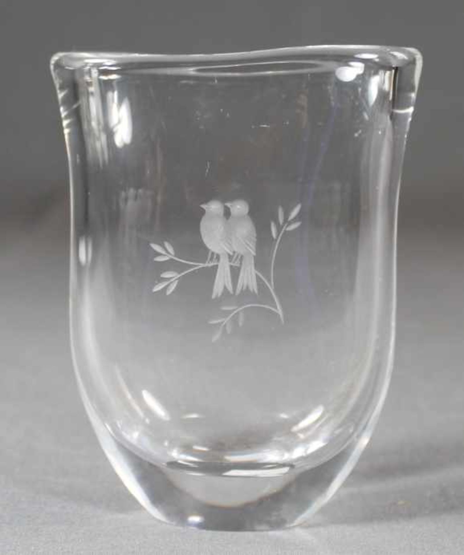 1 kleine Vase Glas, Klarglas, schauseitig mit kleiner Gravur "Vogelpaar", nummeriert, H ca. 12cm,- -