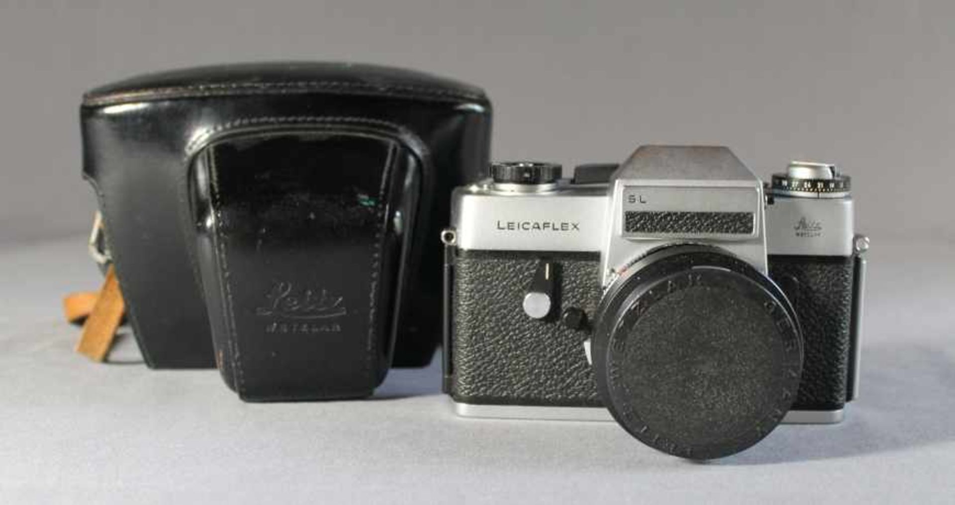 1 Kamera "Leica", Modell SL, Gehäusenr. 1370986 mit Summicron 1:2/50 und Deckel, in schwarzer