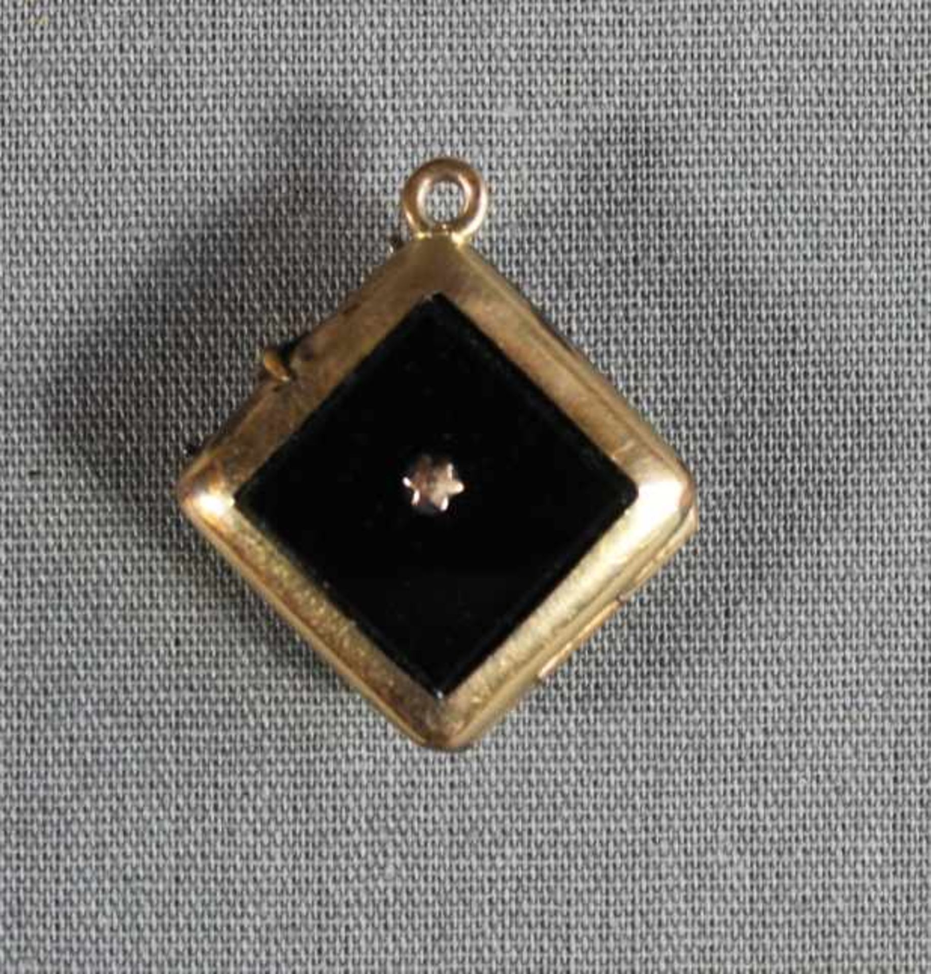 1 kleines rechteckiges Medaillon Silber vergoldet, beidseitig mit eingefasstem Onyx, schauseitig mit - Bild 2 aus 2