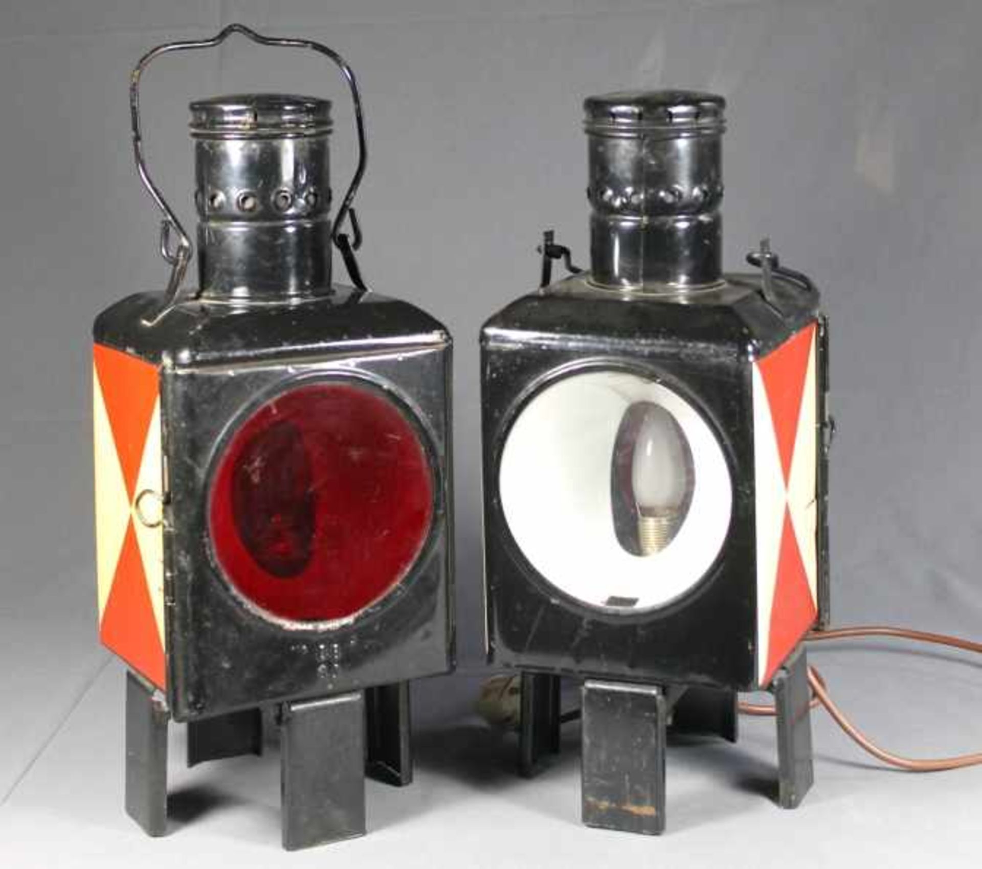 2 Eisenbahner-Lampen, Zugschlußleuchte/Signallampe, Petroleum, H ca. 48cm, 1 Lampe wurde