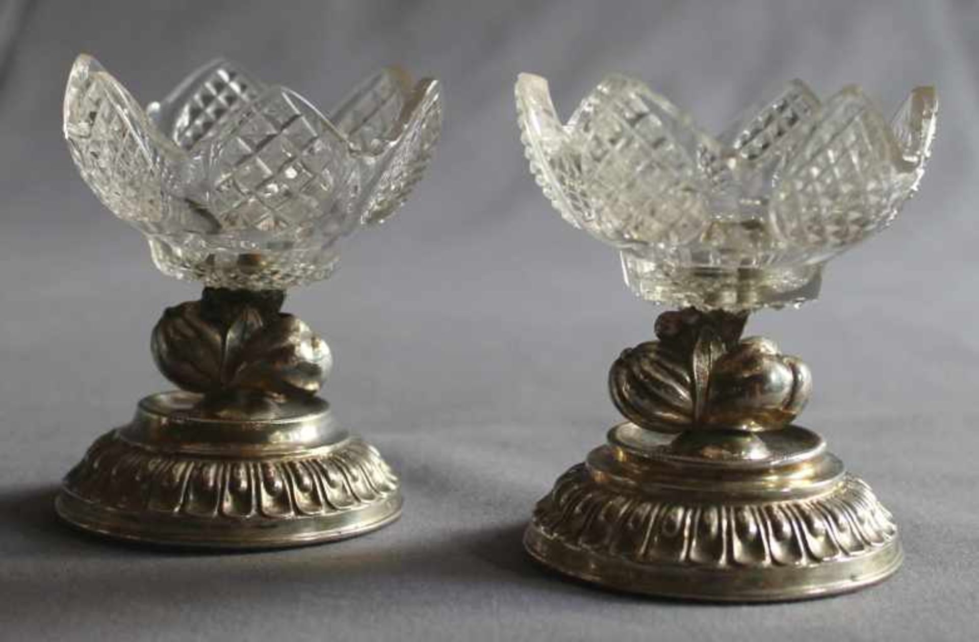 1 Paar kleine Salièren, dekorativ beschliffenes Kristallglas auf Silberfüssen, H ca. 8cm, D ca. 7cm,