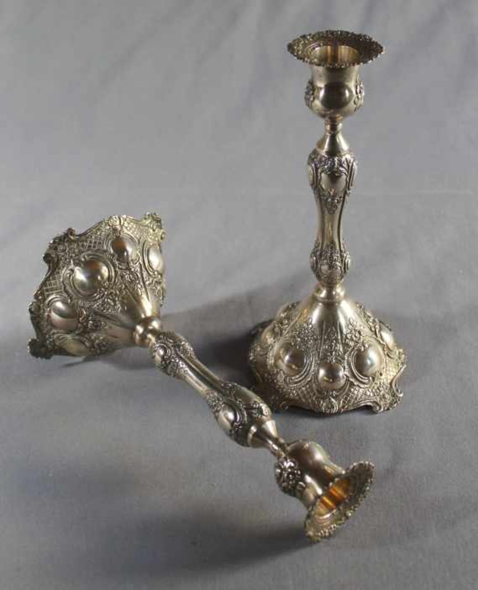 1 Paar kleine Kerzenleuchter Silber, reich getriebene Schäfte, geschwert, H ca. 21cm- - -23.50 %