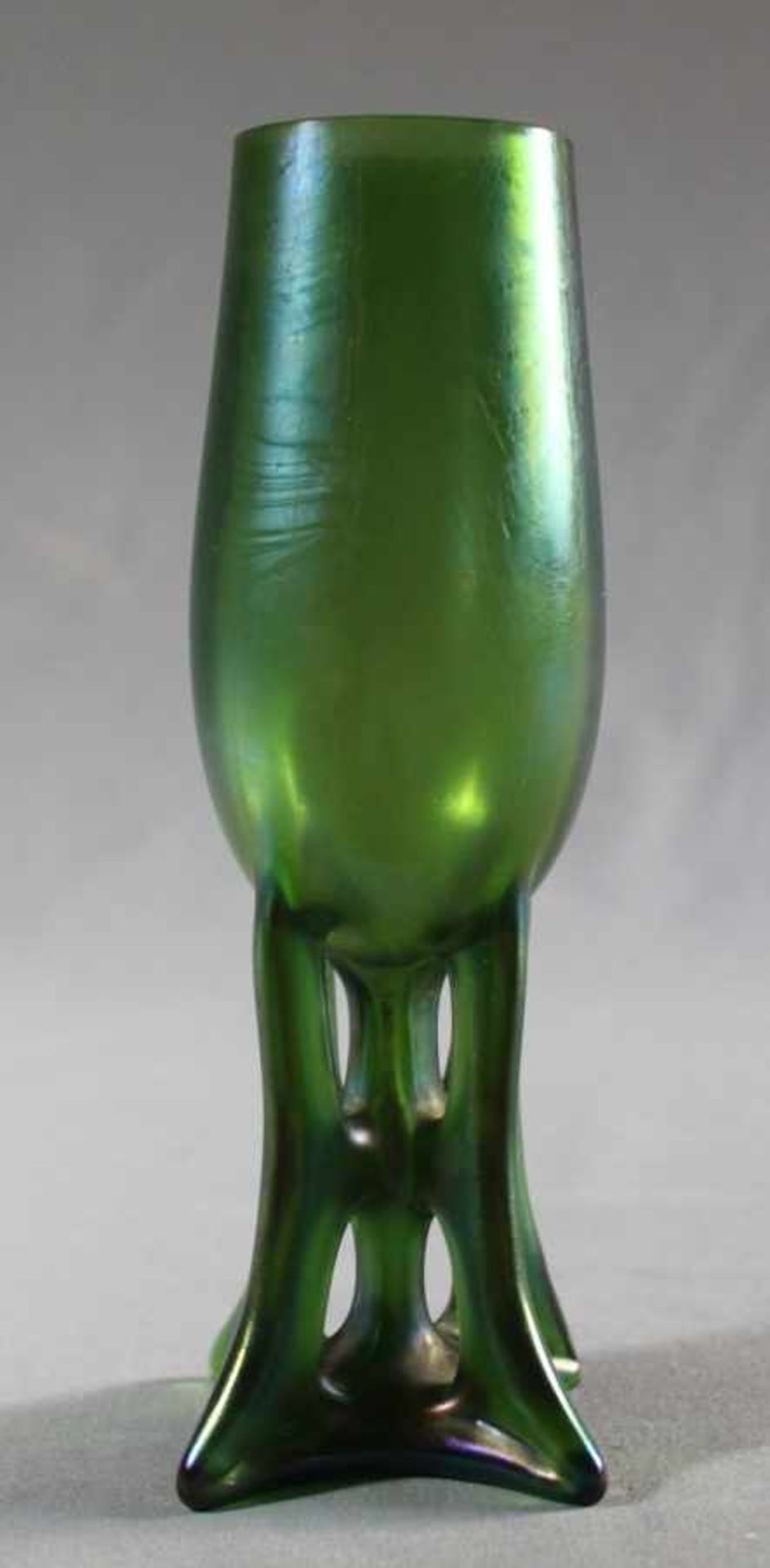 1 Vase, klares Glas grün überfangen, irisierend, mundgeblasen mit ausgeschliffenem Abriss, H ca.