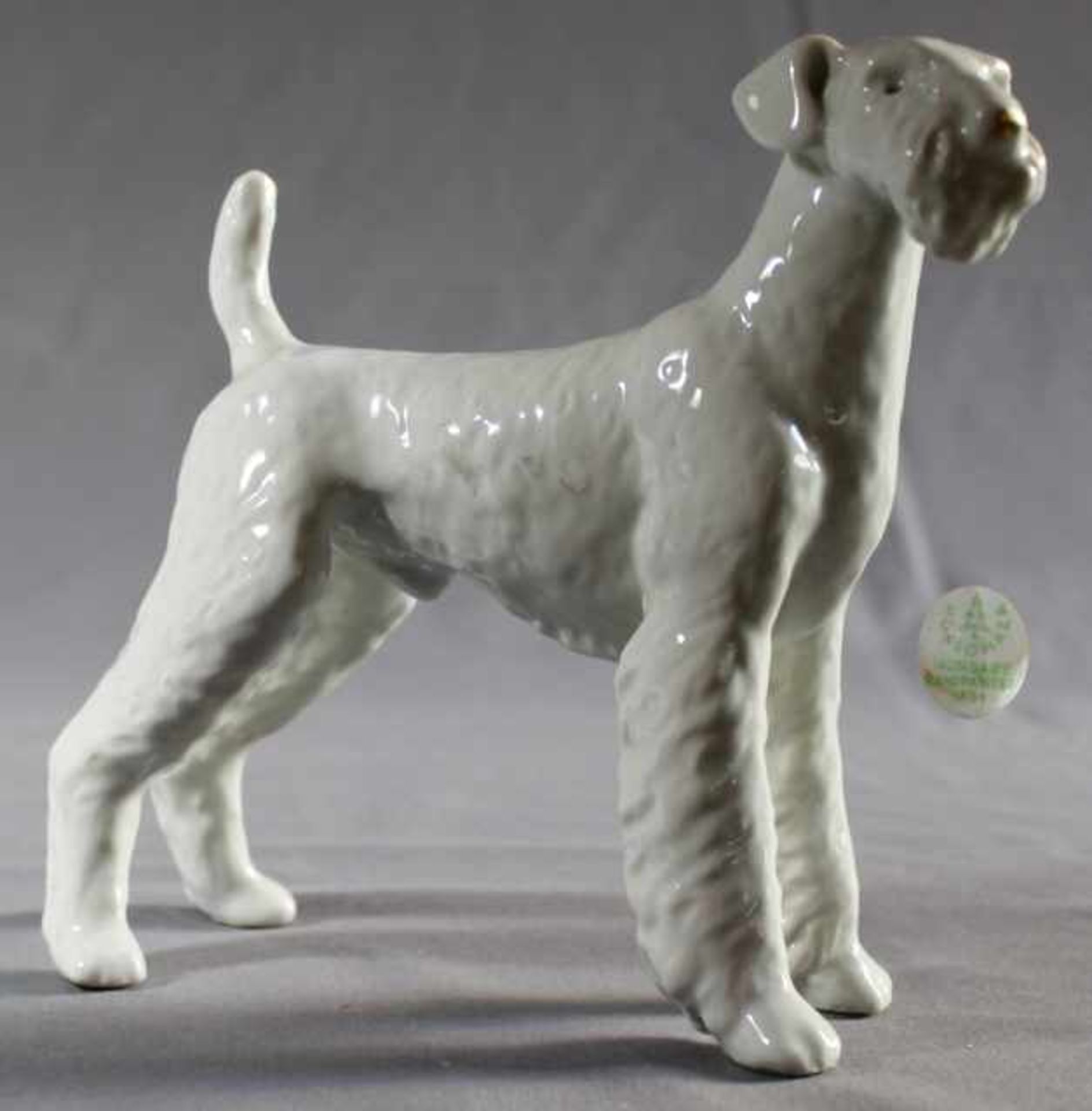 1 Porzellanfigur, weiß "Hund, Hollohaza Ungarn", H ca. 17,5cm, L ca. 21,5cm- - -23.50 % buyer's