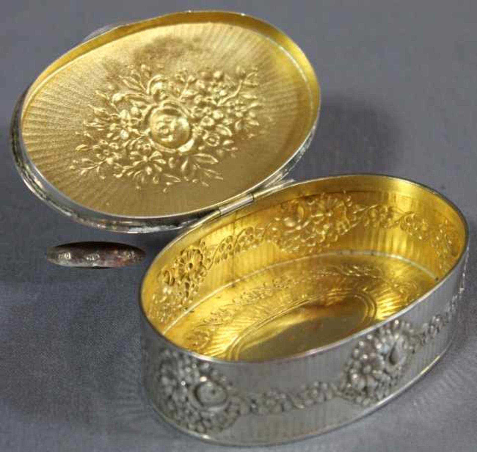 1 ovale Dose Silber (800/000), punziert, Deckel und Wandung mit getriebenem Blumendekor, - Bild 3 aus 3