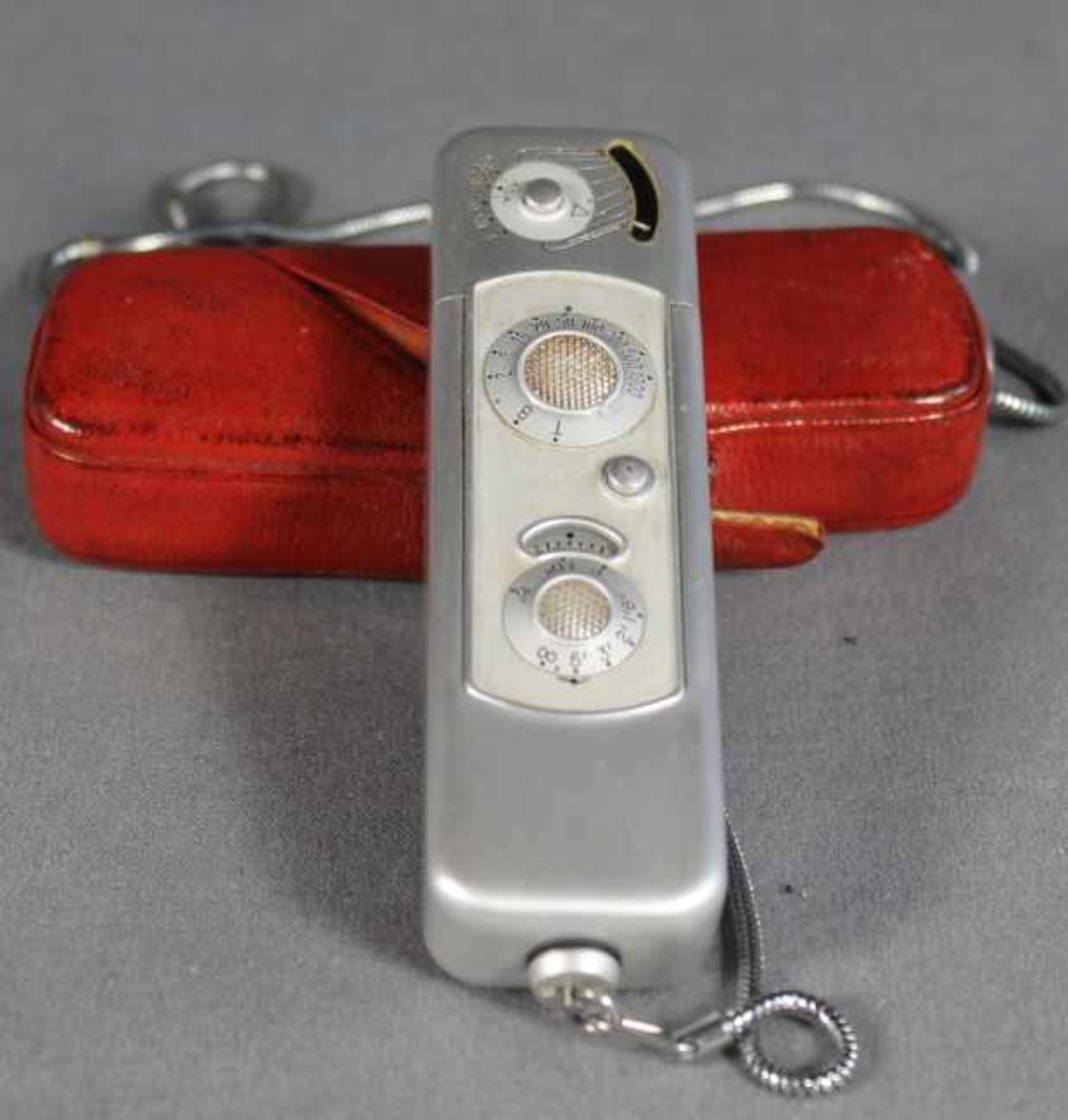 1 Miniaturkamera Minox mit Complan 1:3,5/15mm Chrom, rote Bereitschaftstasche und Kette, optisch