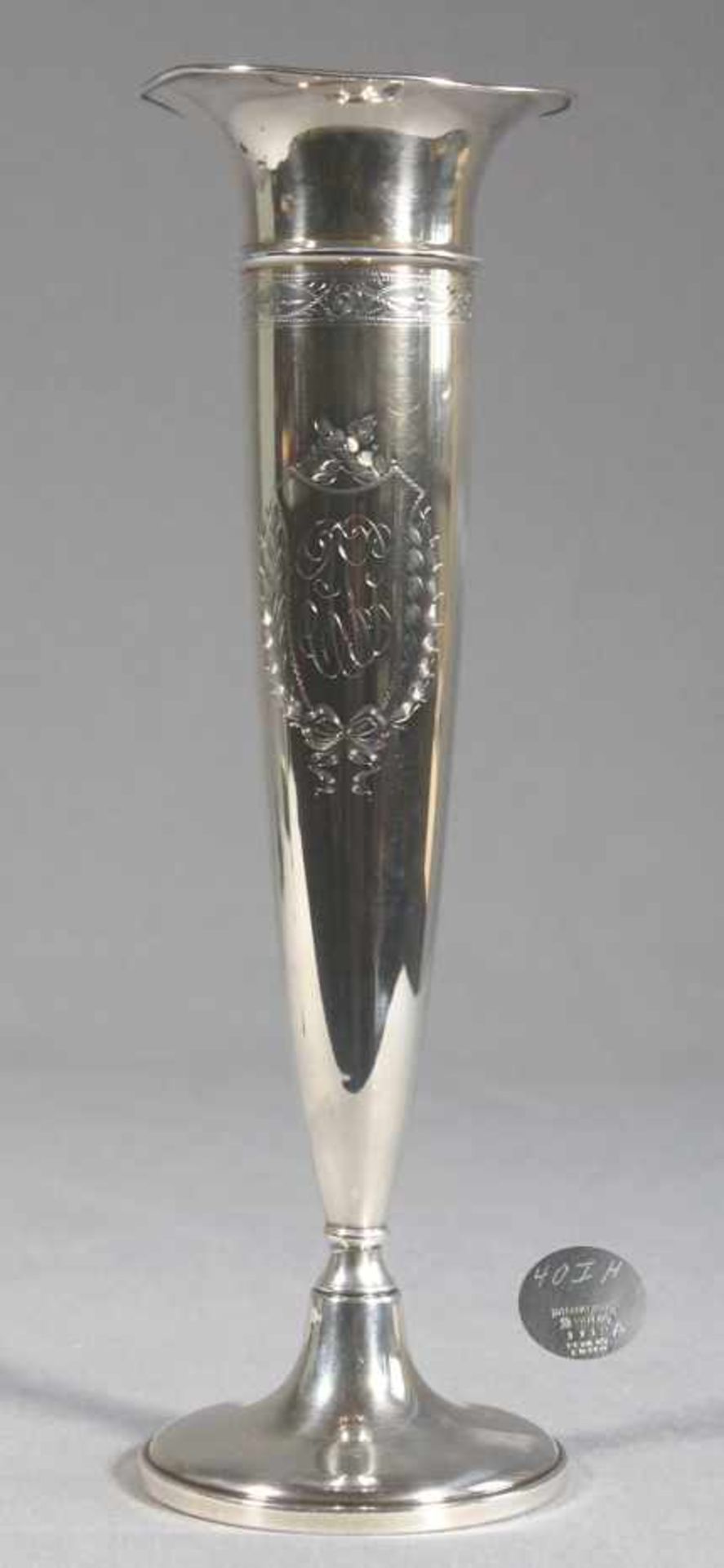 1 Stangenvase Sterlingsilber (925/000), gepunzt, England, auf gefülltem runden Fuß, nach oben