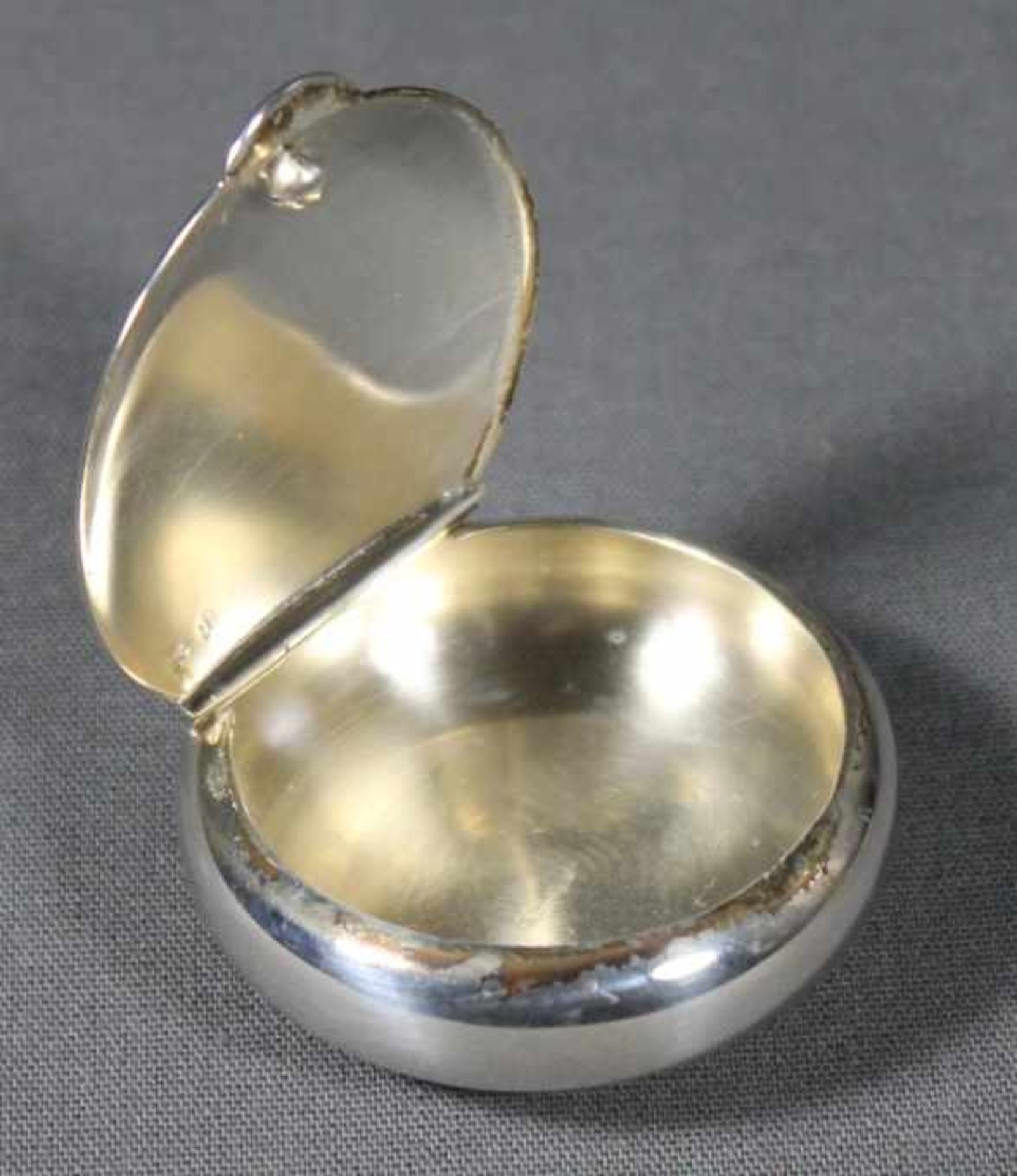 1 kleine runde Pillendose Silber (800/000), D ca. 5,5cm, H ca. 2cm, (ca. 29,5g)- - -23.50 % buyer' - Bild 2 aus 2