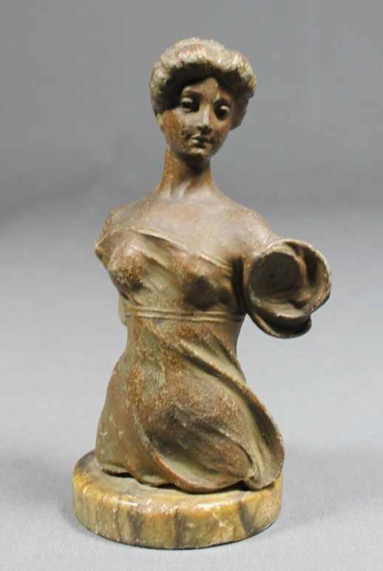 1 kleine Frauenbüste auf rundem Sockel, Büste Metall, H ca. 14,5cm (mit Sockel), in