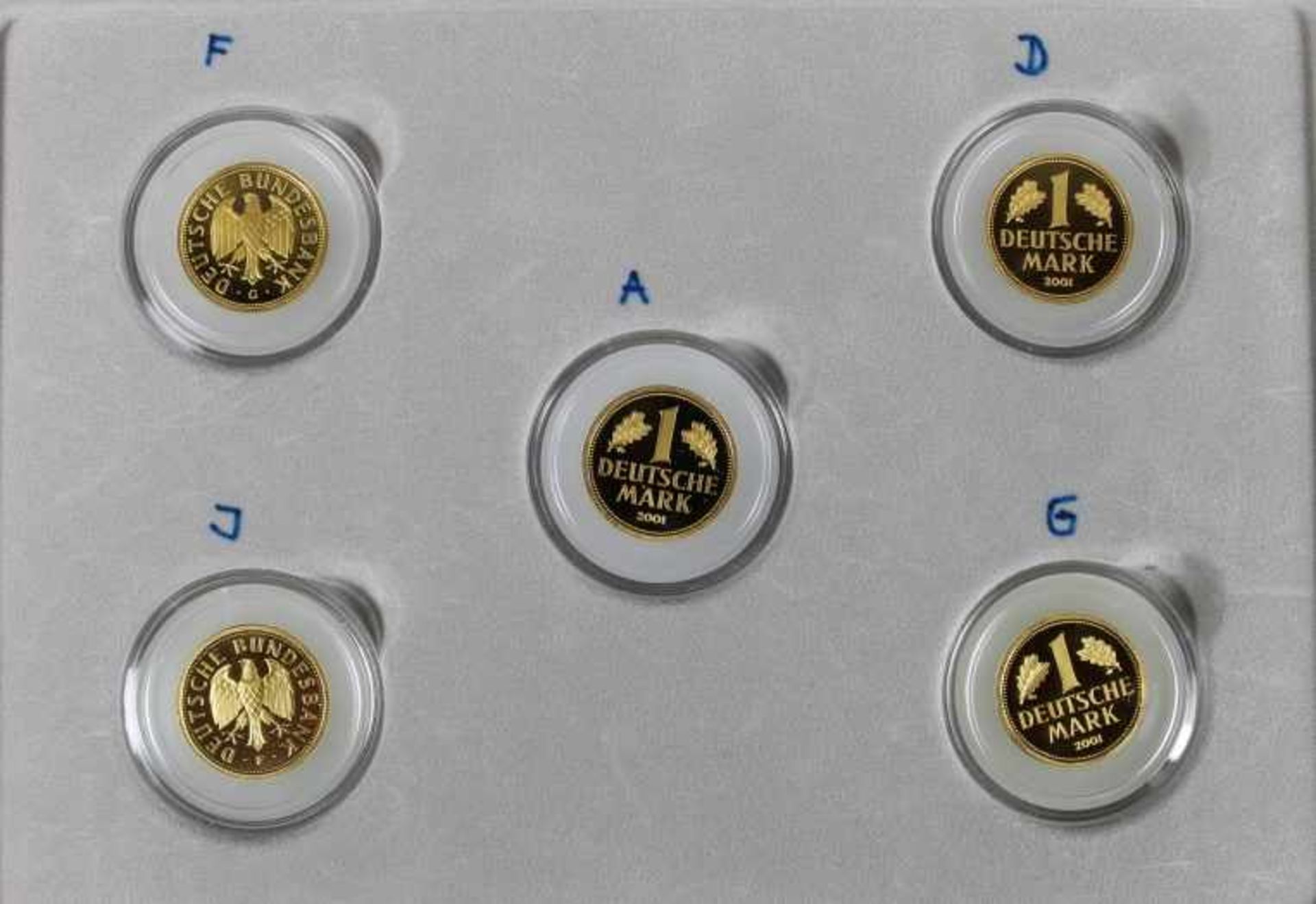 1 kompletter Satz von 5 Goldmünzen (999,99/000) "1 DM 2001 A, D, F, G, J", die 1. Goldmünze seit - Bild 2 aus 2