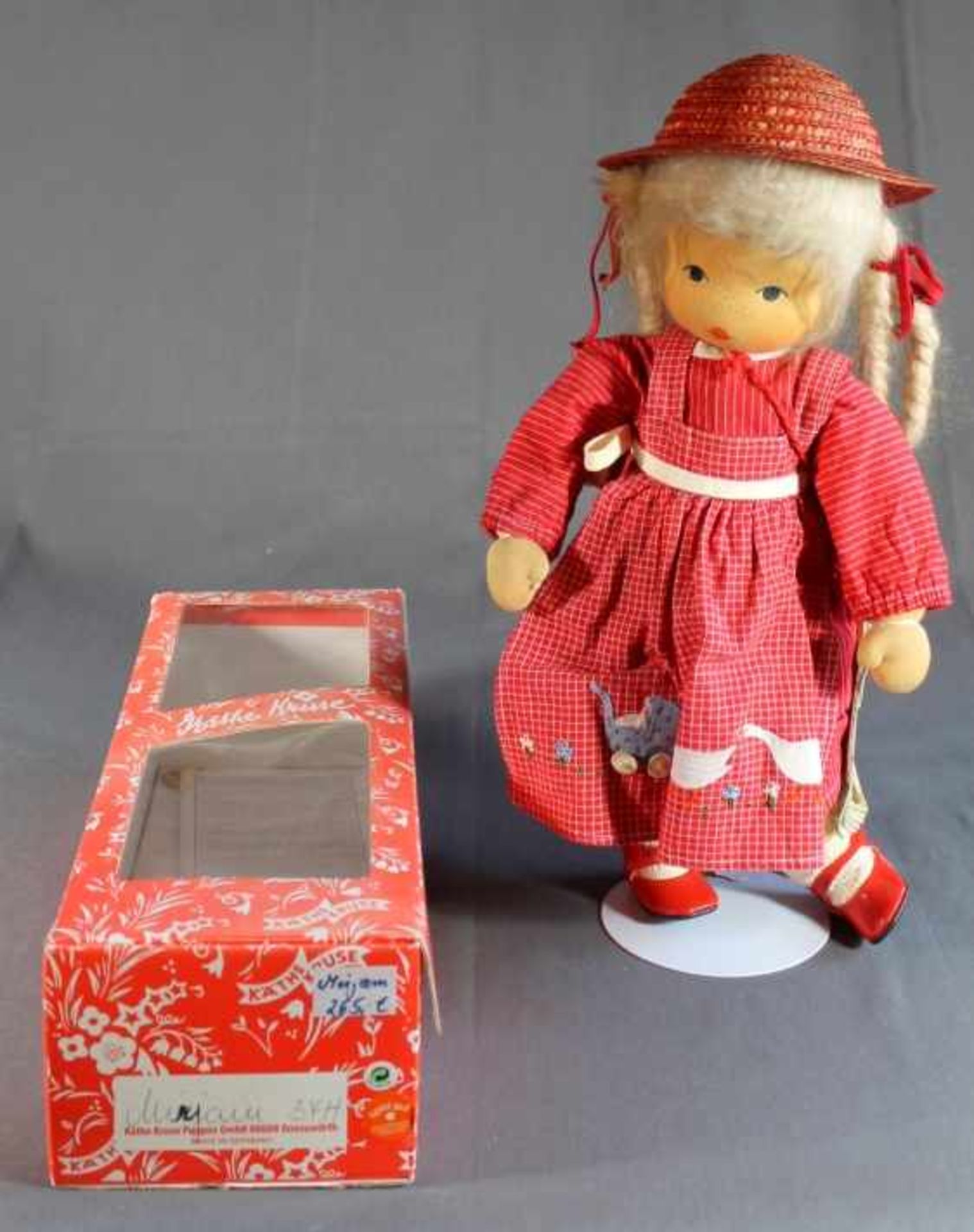 1 Käthe Kruse-Puppe mit original Karton (stark verblichen) "Mädchen mit Strohhut", auf Ständer,