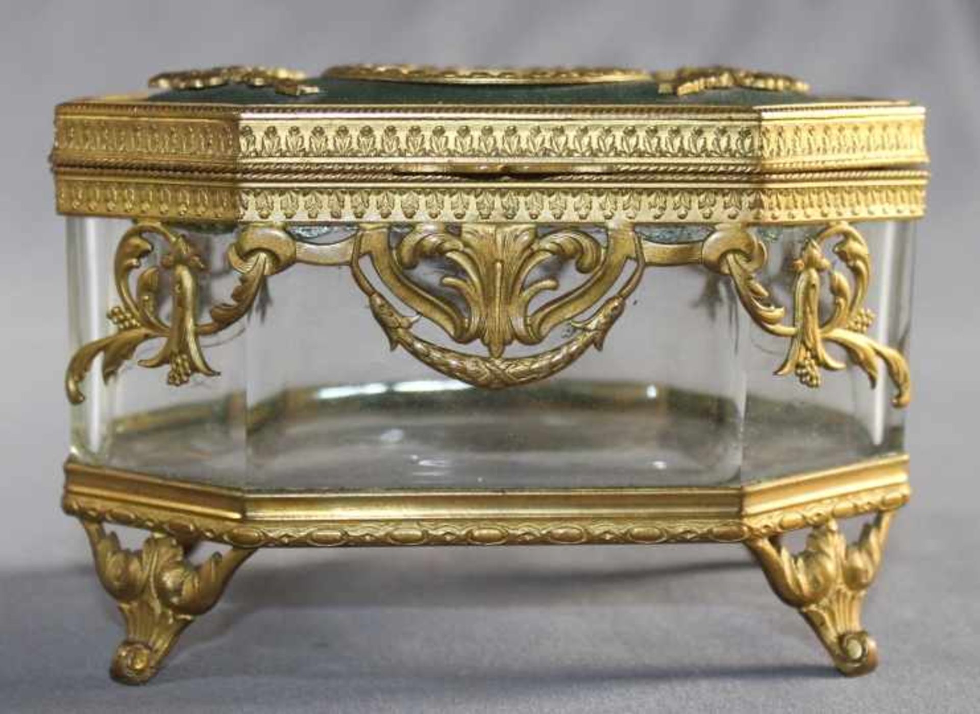 1 schöne und sehr dekorative 8-eckige Schatulle Glas, gefasst in Bronze, feuervergoldet, Deckel