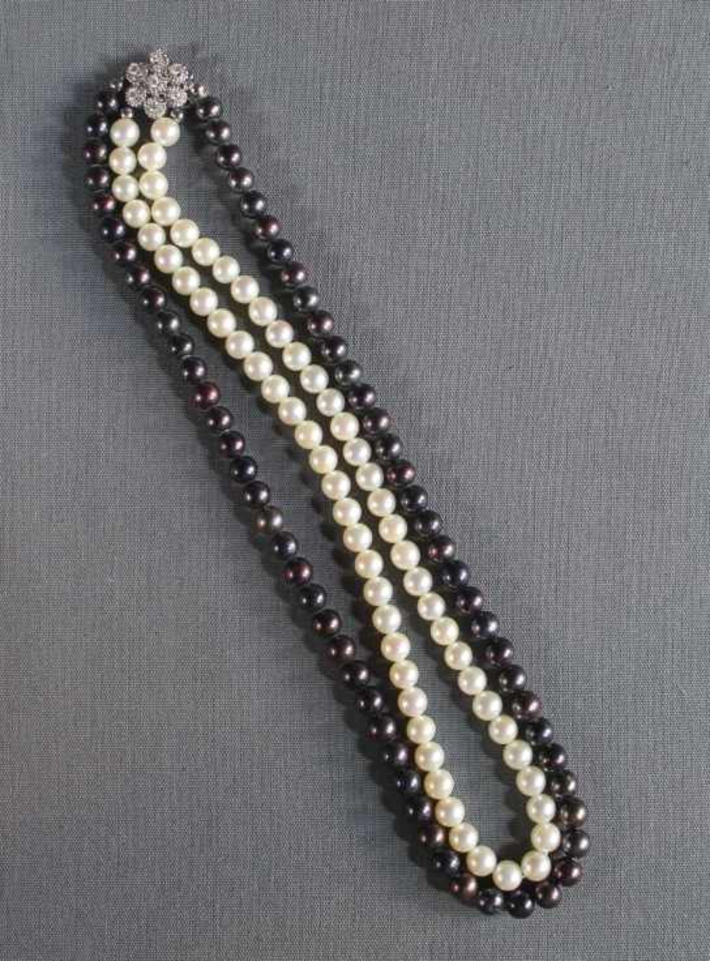 1 kurzes, 2-farbiges Perlencollier, 2 Stränge, dekorativ gearbeitete Silberschließe mit farblosem
