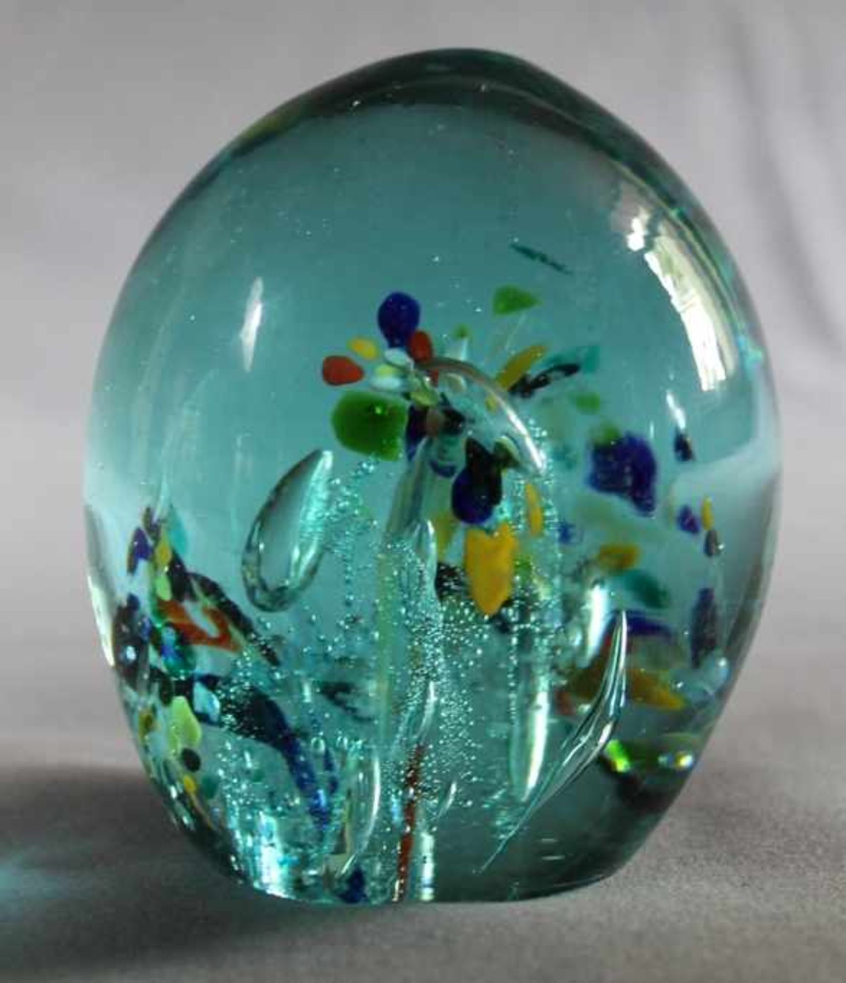 1 altes Paperweight, Eiförmig, hellgrünes Glas mit farbigen Einschmelzungen und diversen Luftblasen,
