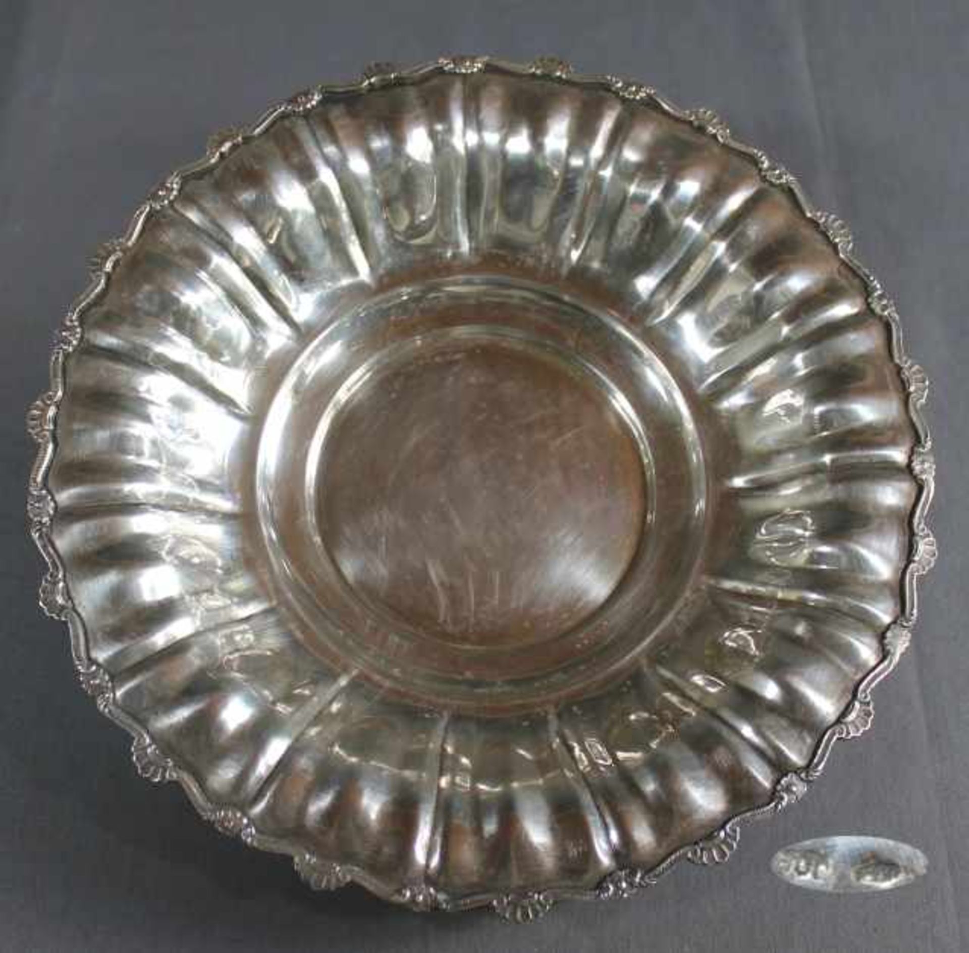1 runde Schale Silber (800/000), punziert, auf 3 kleinen Füssen, Spiegel vertieft, Rand mit