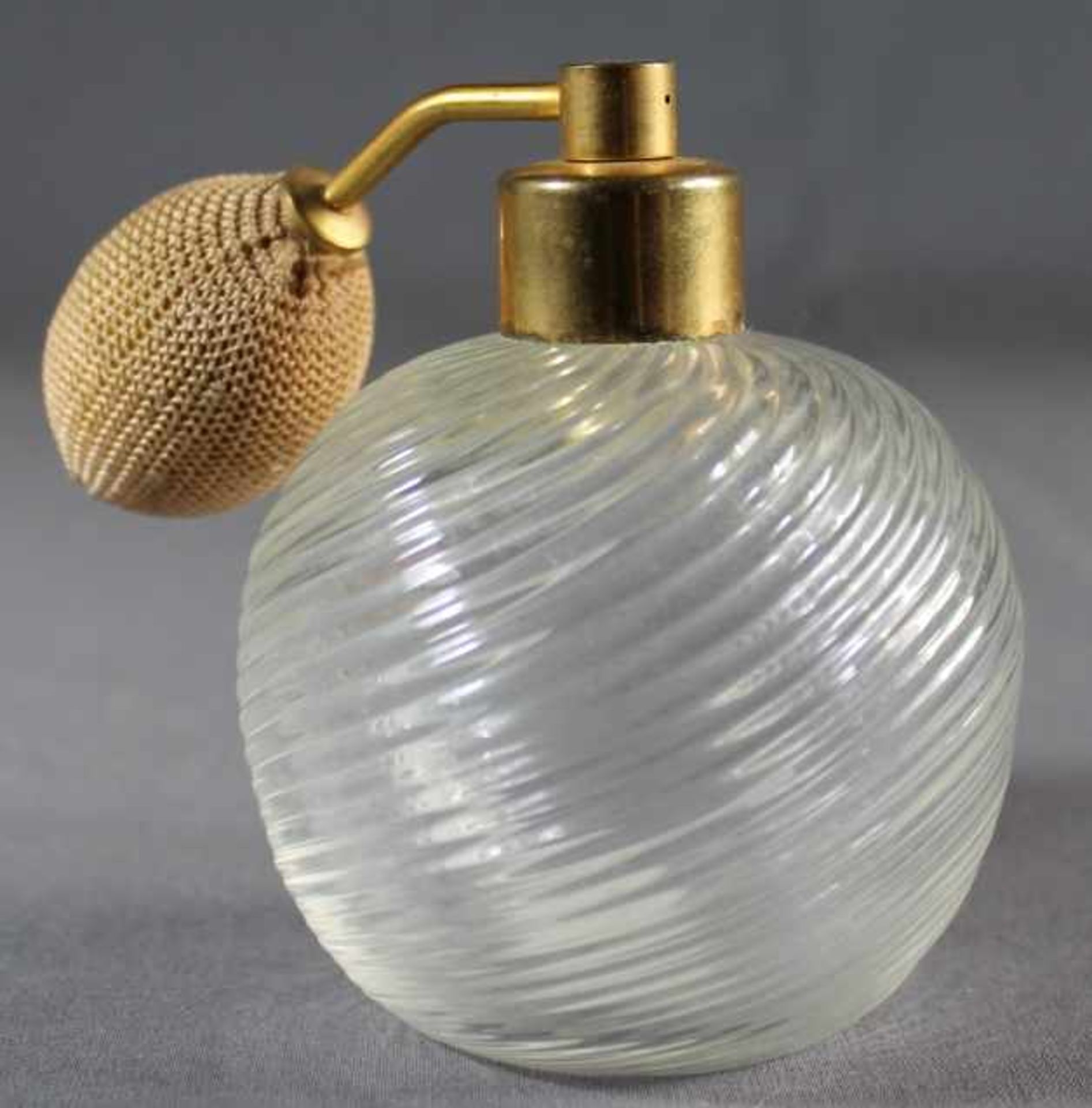 1 Parfumflacon Glas, farbloses Glas, Kugelform, gerippte Wandung, H ca. 12cm- - -23.50 % buyer's