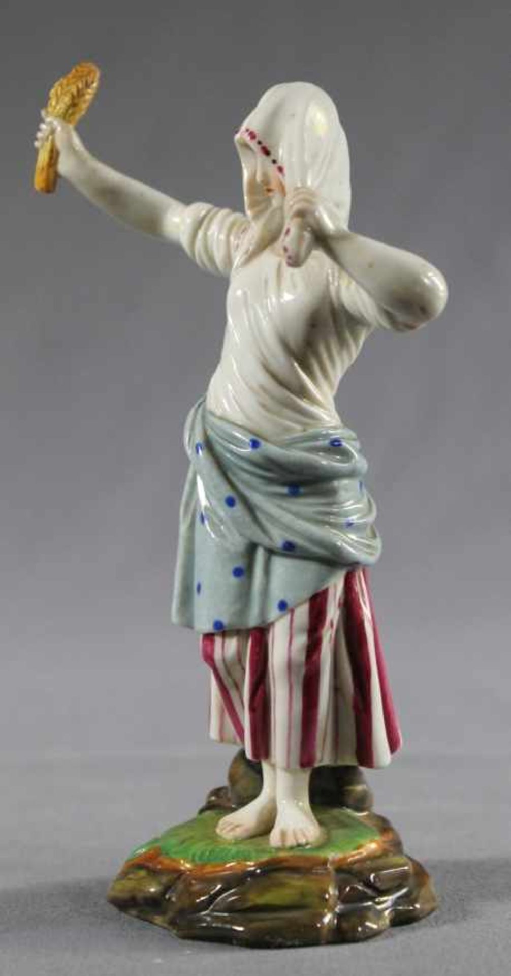 1 kleine Porzellanfigur auf naturalistischer Plinthe, feine bunte Bemalung "junge Frau mit - Bild 2 aus 4