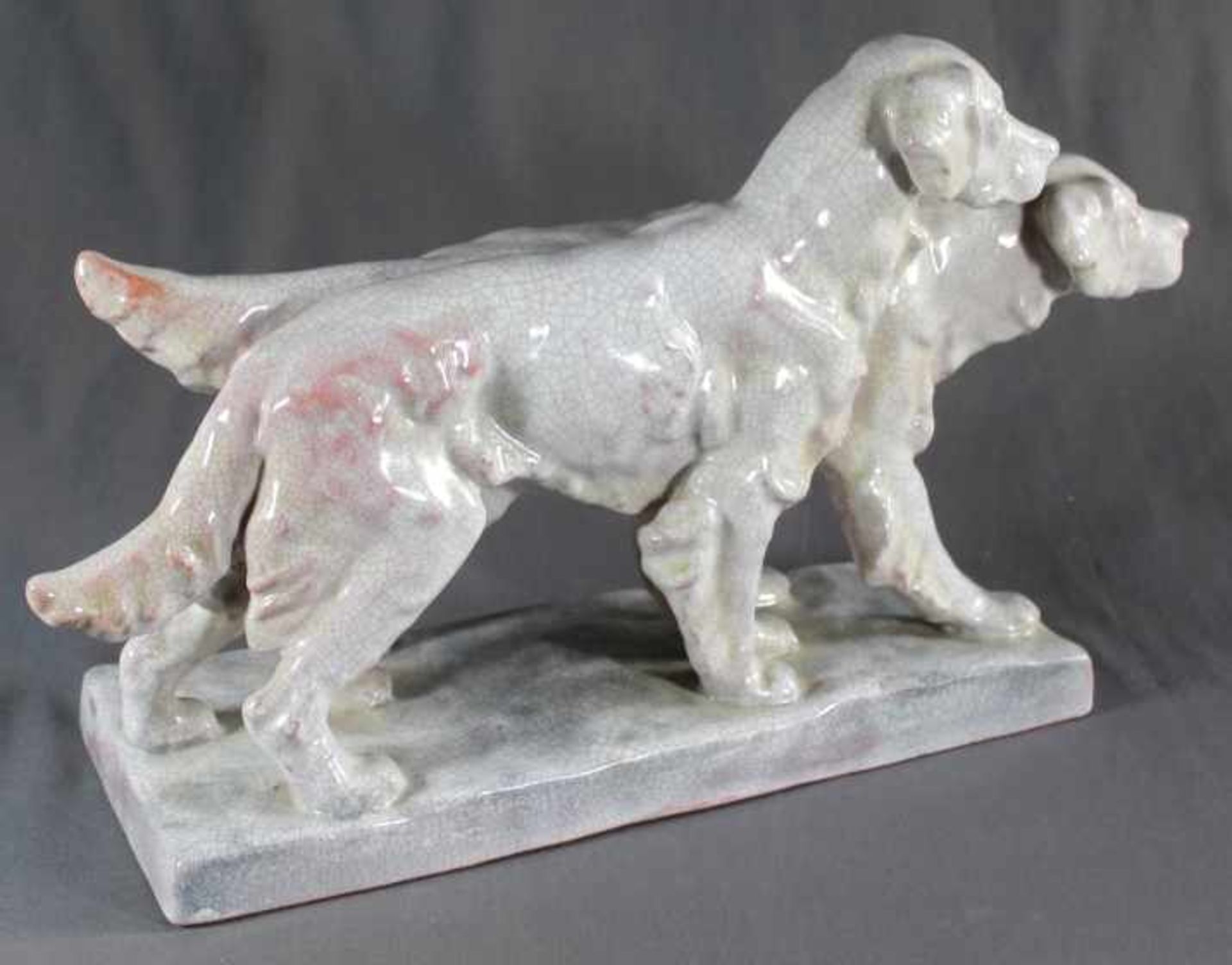 1 große Figurengruppe Keramik "2 Hunde, Karlsruher Majolika", Majolika mit grauer Krakeleeglasur, - Bild 2 aus 2