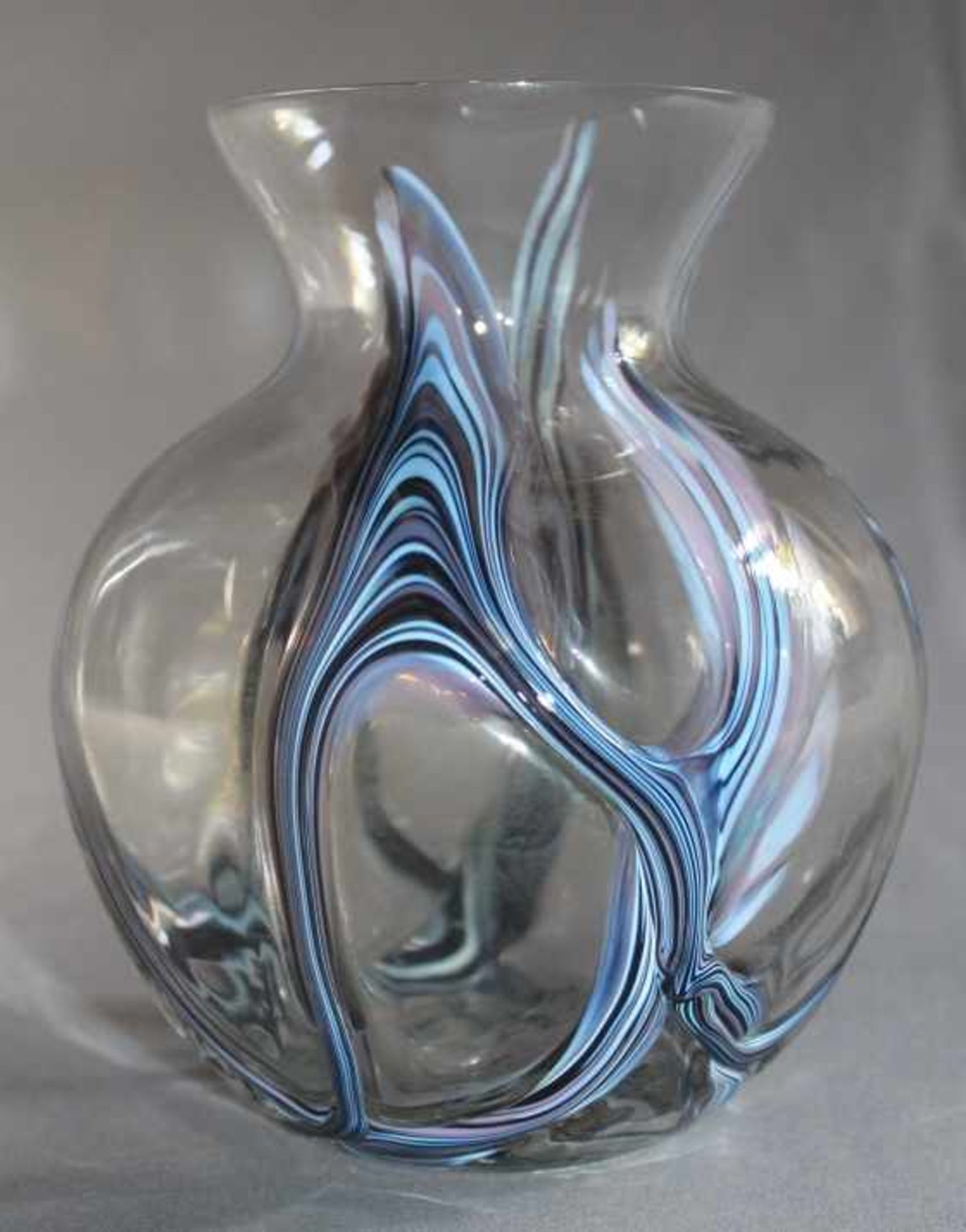 1 Vase, farbloses Glas mit bunten vertikalen Fadeneinschmelzungen, bauchige Form, H ca. 19,5cm, D