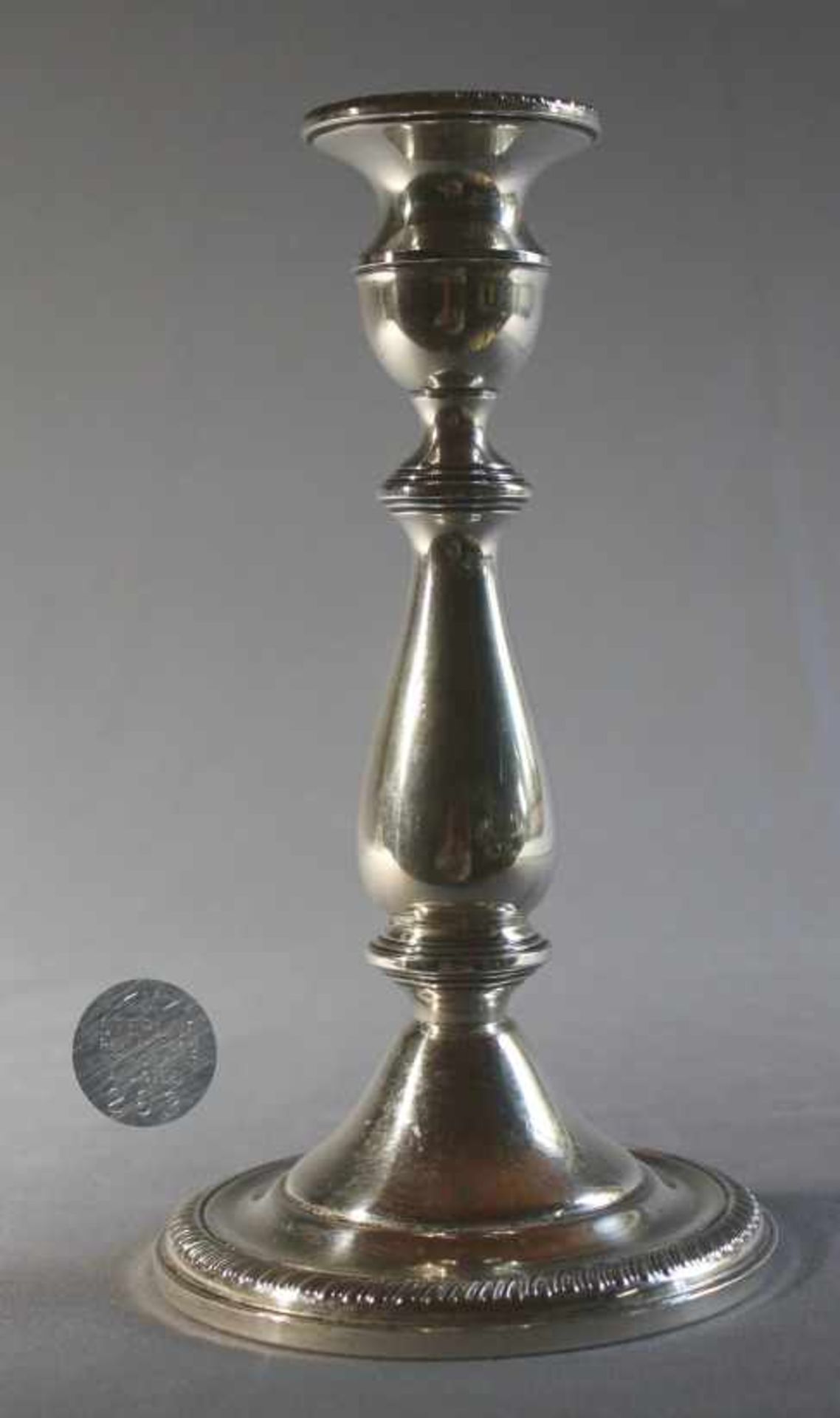 1 Kerzenleuchter Sterlingsilber (925/000), Balusterschaft, gefüllt, H ca. 24cm- - -23.50 % buyer's