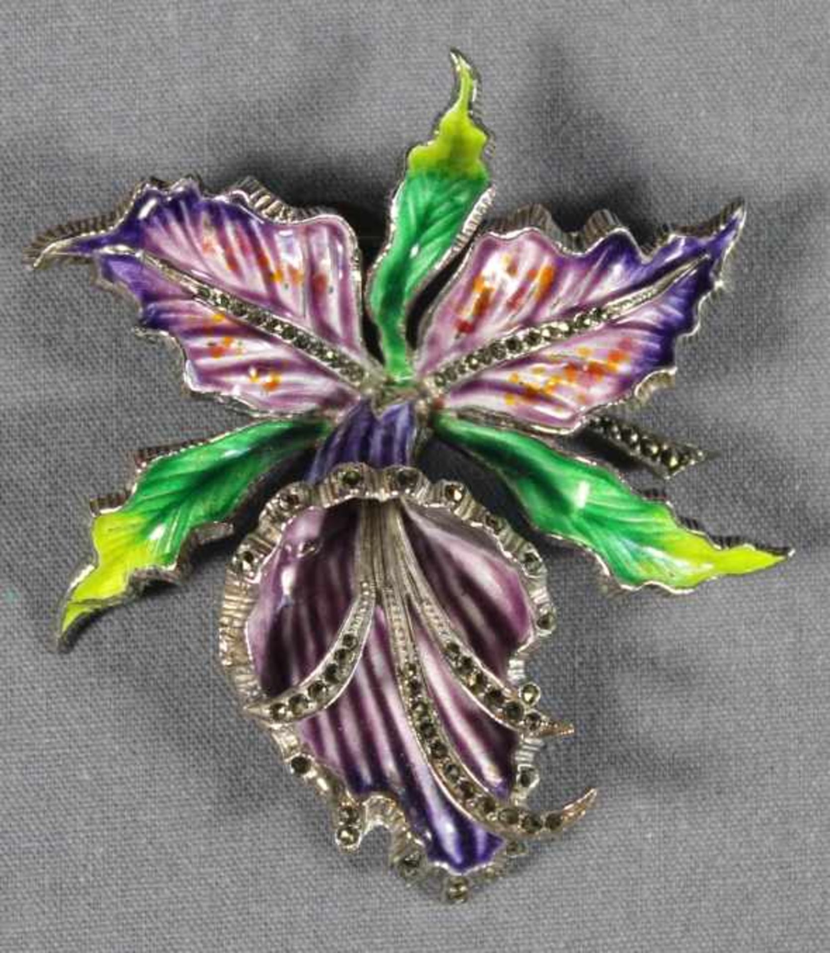 1 große, sehr dekorativ gearbeitete Silberbrosche (925/000) in Form einer Orchideenblüte, 3-farbig