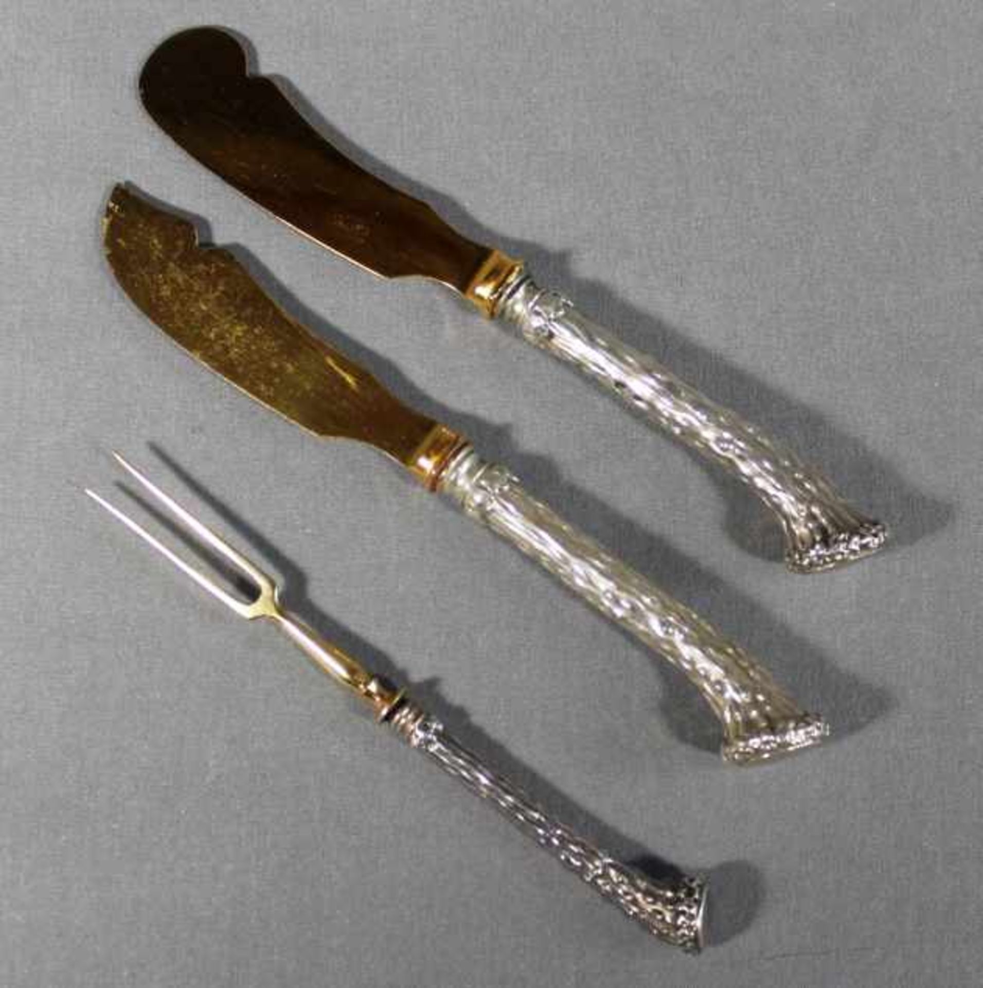 1 kleines Konvolut Besteck bestehend aus 3 Teilen Vorlegebesteck Silber (800/000); 2 Messer und 1