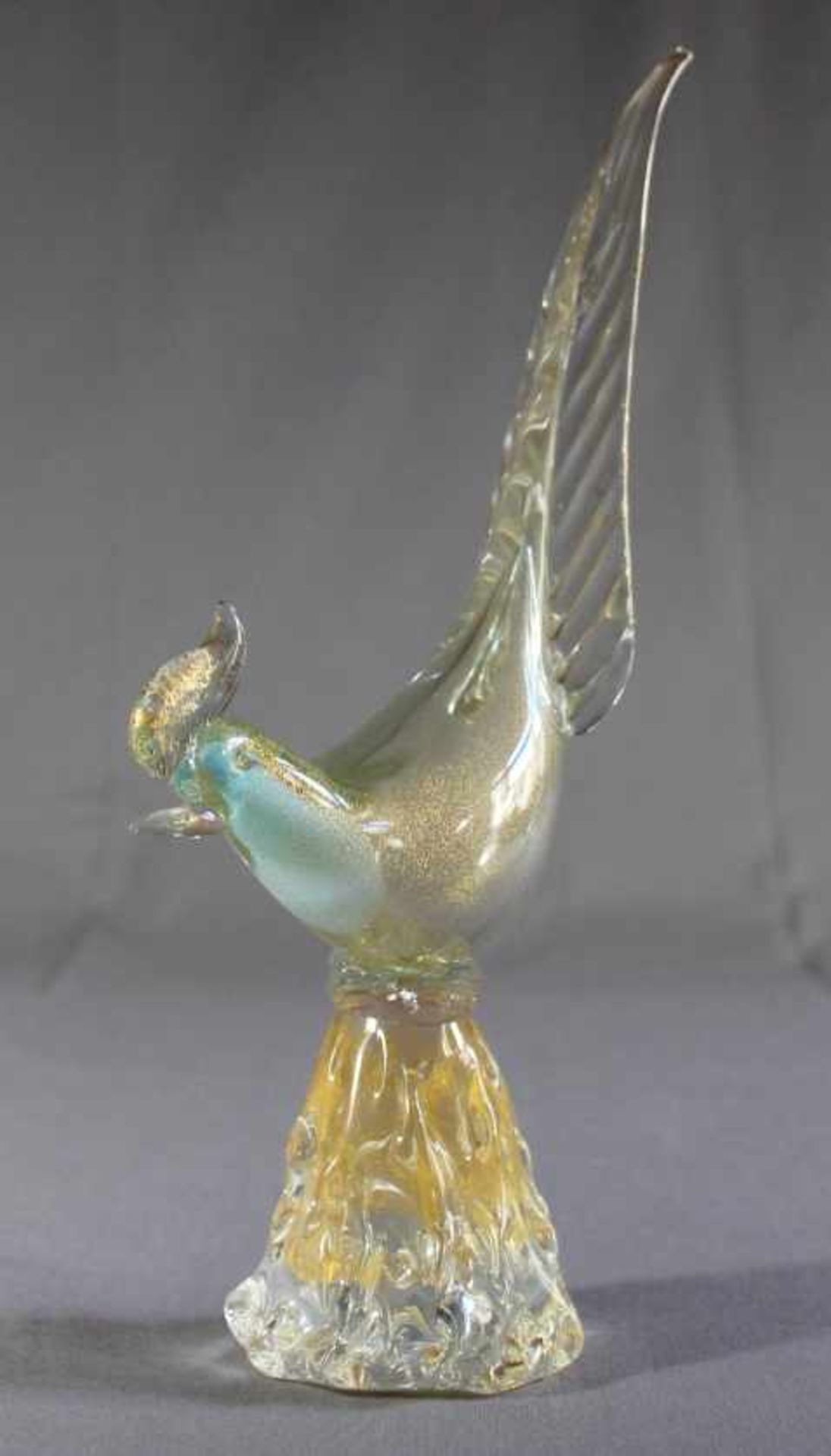 1 große Glasskulptur auf Sockel "Fasan", mit eingearbeiteten Goldpartikeln, wohl Murano, H ca. 31,