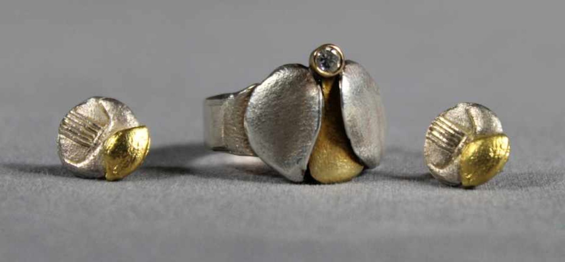 1 kleines Schmuckset Sterlingsilber (925/000), teils vergoldet, bestehend aus 1 Ring, Ringkopf