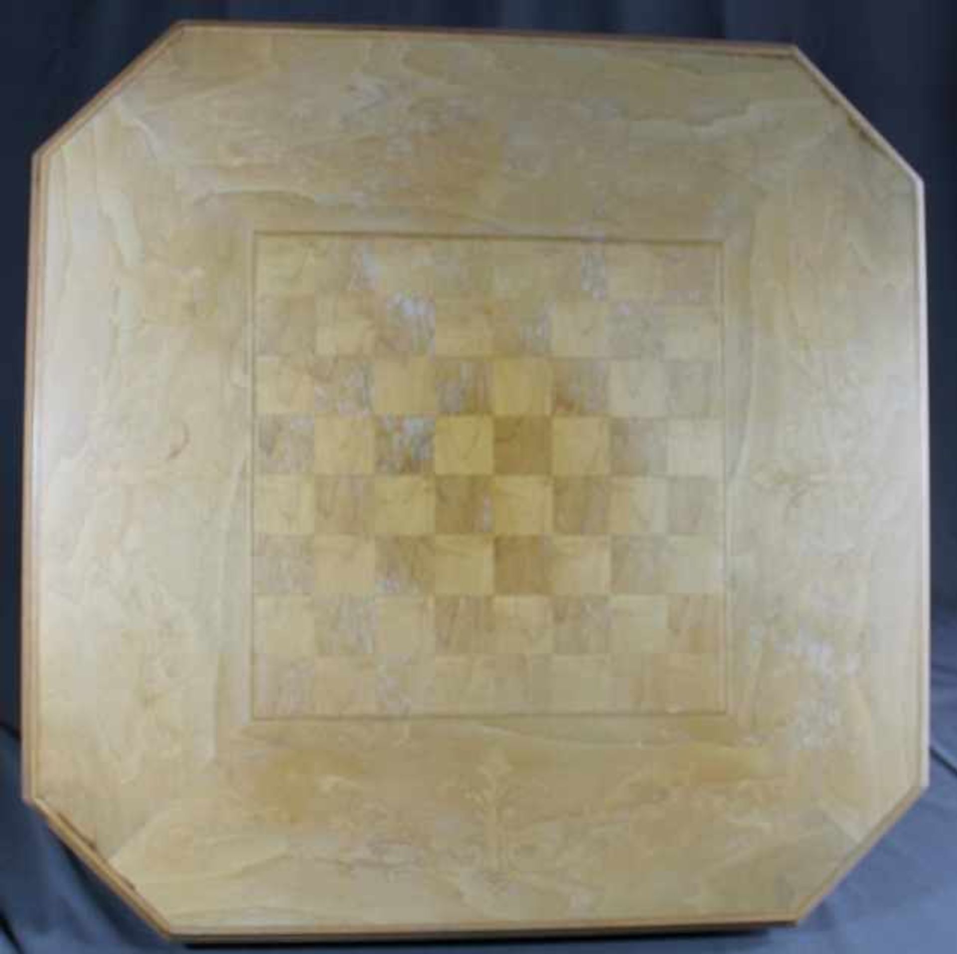 1 kleiner Spieltisch, 8-eckig auf Baluster-Mittelfuß, Platte muss restauriert werden, ca., nur - Bild 2 aus 2