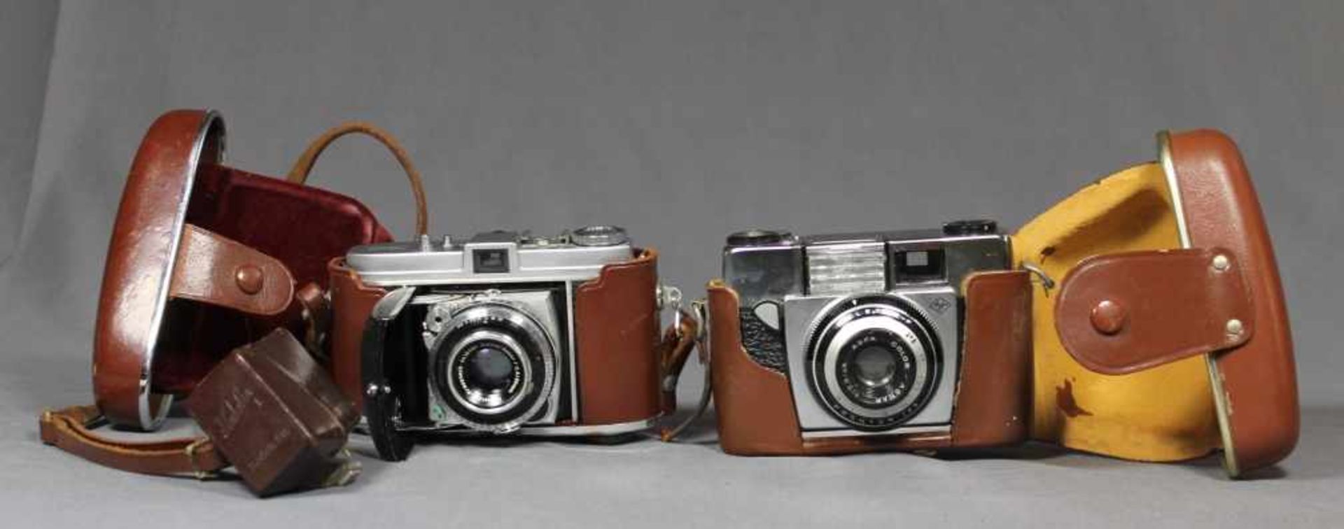 2 Kameras in original Bereitschaftstaschen (1 beschädigt); 1 Agfa Silette-F Prontor 125 + 1 Kodak